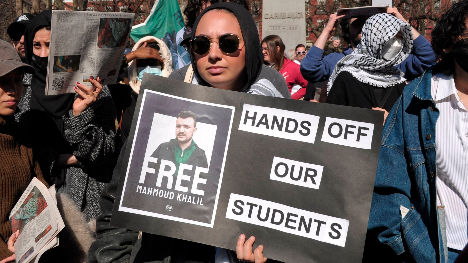Eine Studentin der Columbia-Universität protestiert gegen die Festnahme des Absolventen Mahmoud Khalil. Eine Studentin der Columbia-Universität protestiert gegen die Festnahme des Absolventen Mahmoud Khalil.