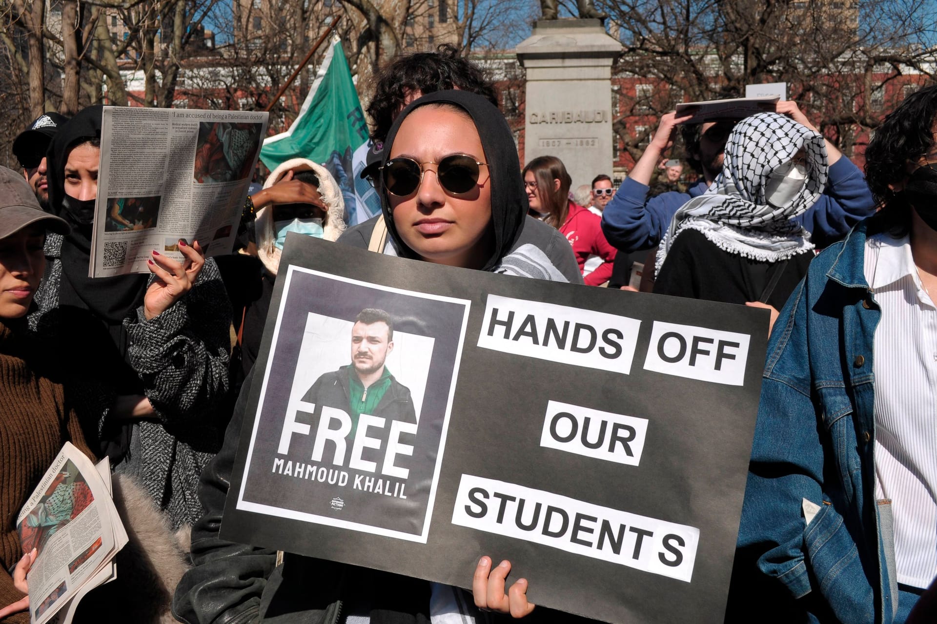 Eine Studentin der Columbia-Universität protestiert gegen die Festnahme des Absolventen Mahmoud Khalil.