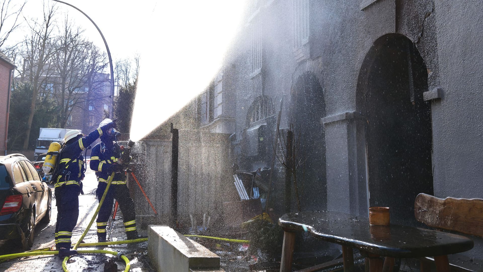 Einsatz der Feuerwehr: Die Einsatzkräfte löschten einen Brand in einem kleinen Theater im Stadtteil Harburg.