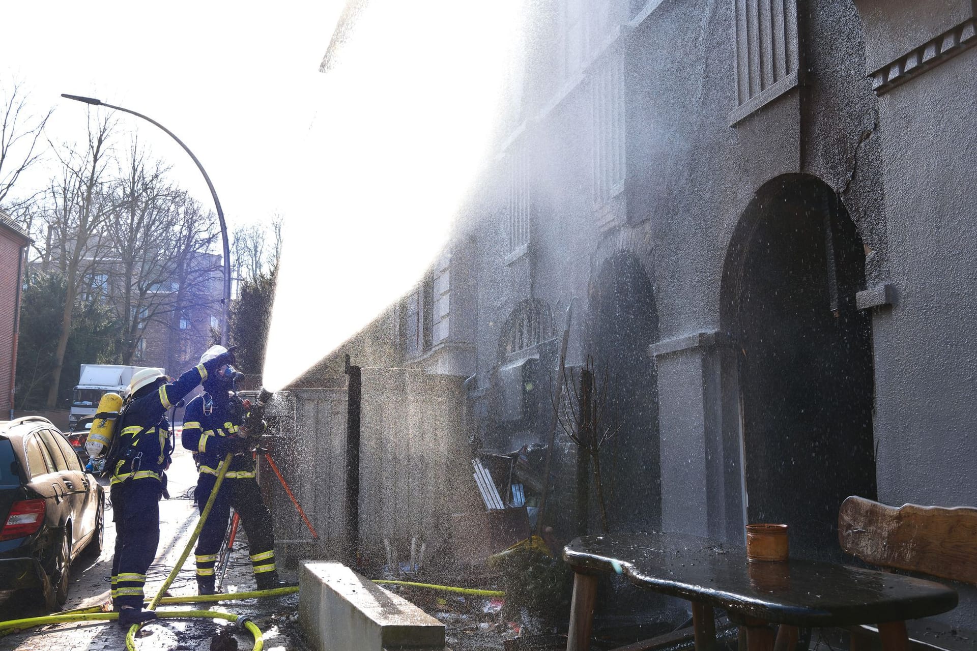 Einsatz der Feuerwehr: Die Einsatzkräfte löschten einen Brand in einem kleinen Theater im Stadtteil Harburg.