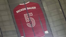 Beckenbauer-Ehrung: XXL-Trikot schmückt Allianz Arena