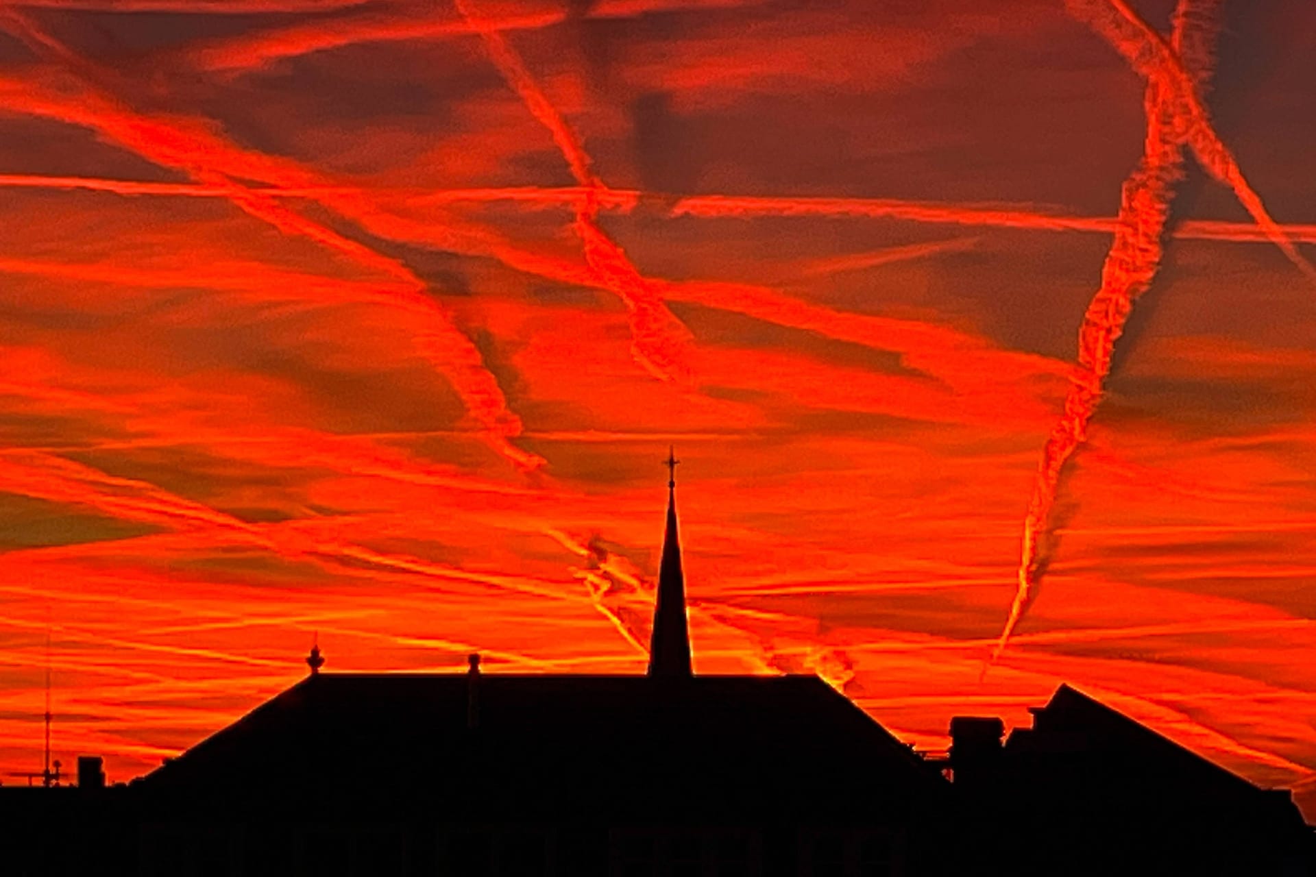 Roter Abendhimmel über Berlin: Saharastaub zaubert dramatische Farben, bevor Polarluft das Wetter drastisch verändert.