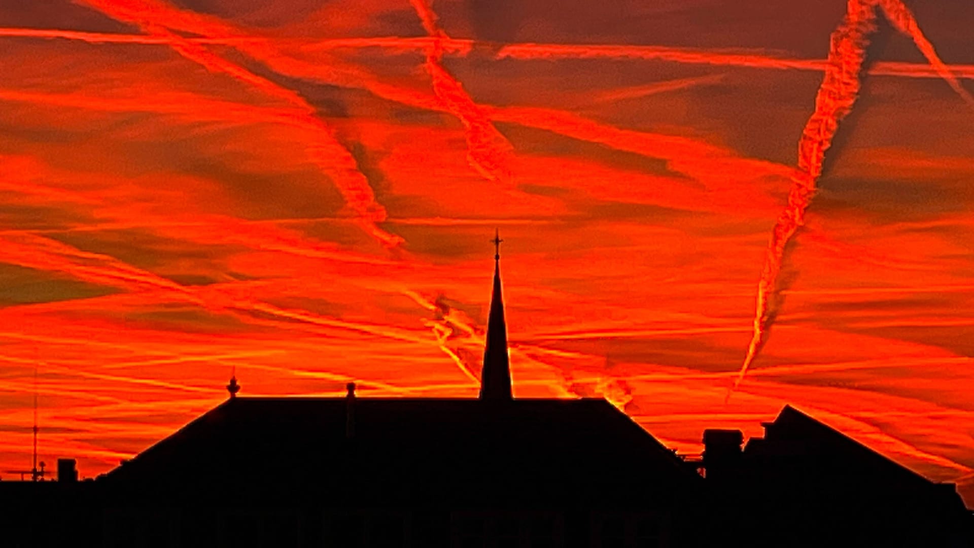 Roter Abendhimmel über Berlin: Saharastaub zaubert dramatische Farben, bevor Polarluft das Wetter drastisch verändert.