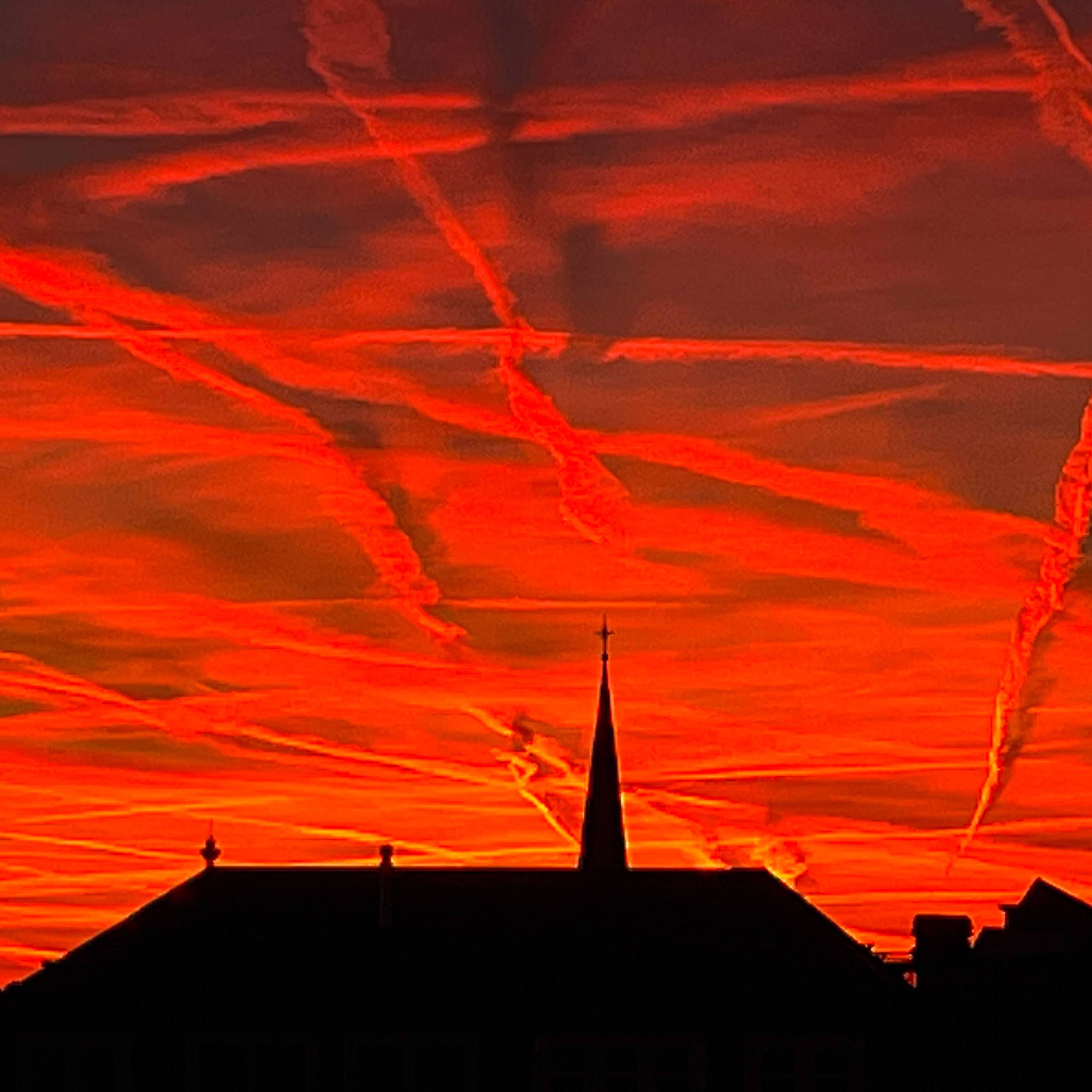 Roter Abendhimmel über Berlin: Saharastaub zaubert dramatische Farben, bevor Polarluft das Wetter drastisch verändert.