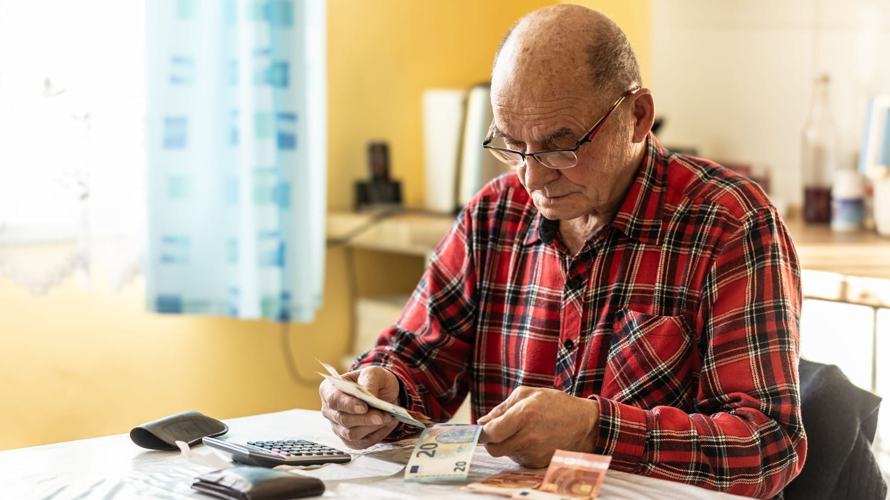 Ein Rentner rechnet mit seinem Geld (Symbolbild): Viele Senioren haben finanzielle Sorgen.