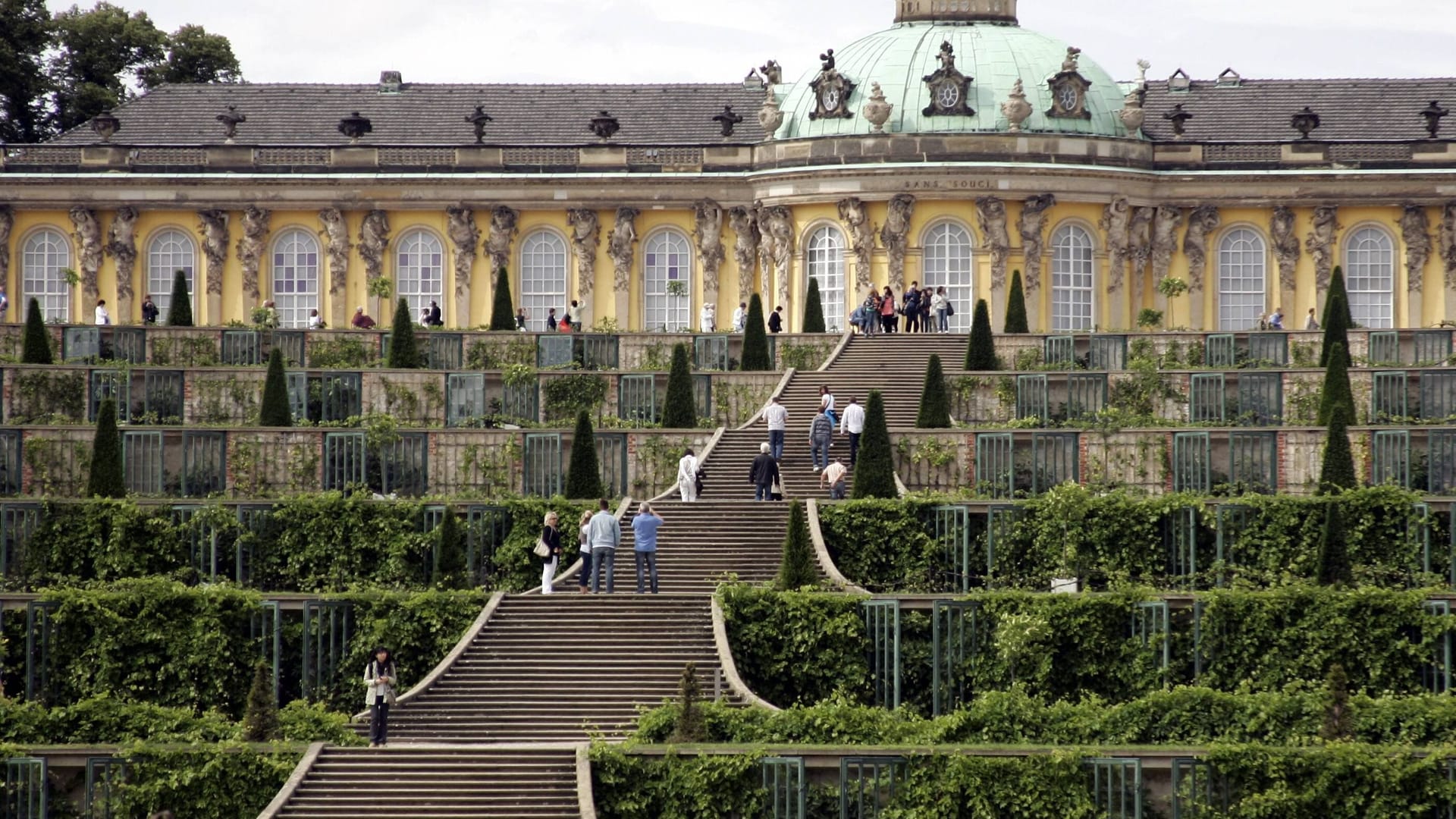 Das Schloss Sanssouci in Potsdam begeistert täglich viele Besucher.