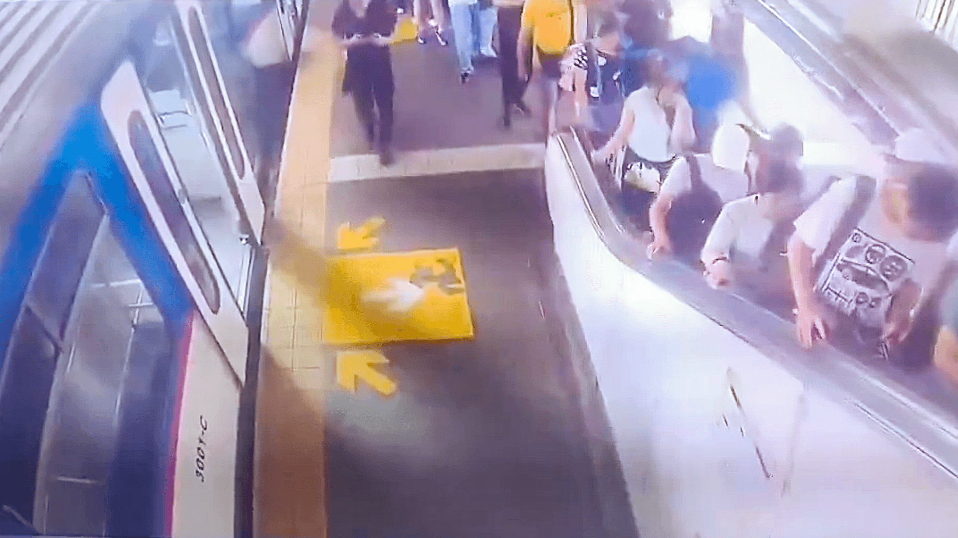 Dutzende Fahrgäste rutschen von der defekten Rolltreppe.