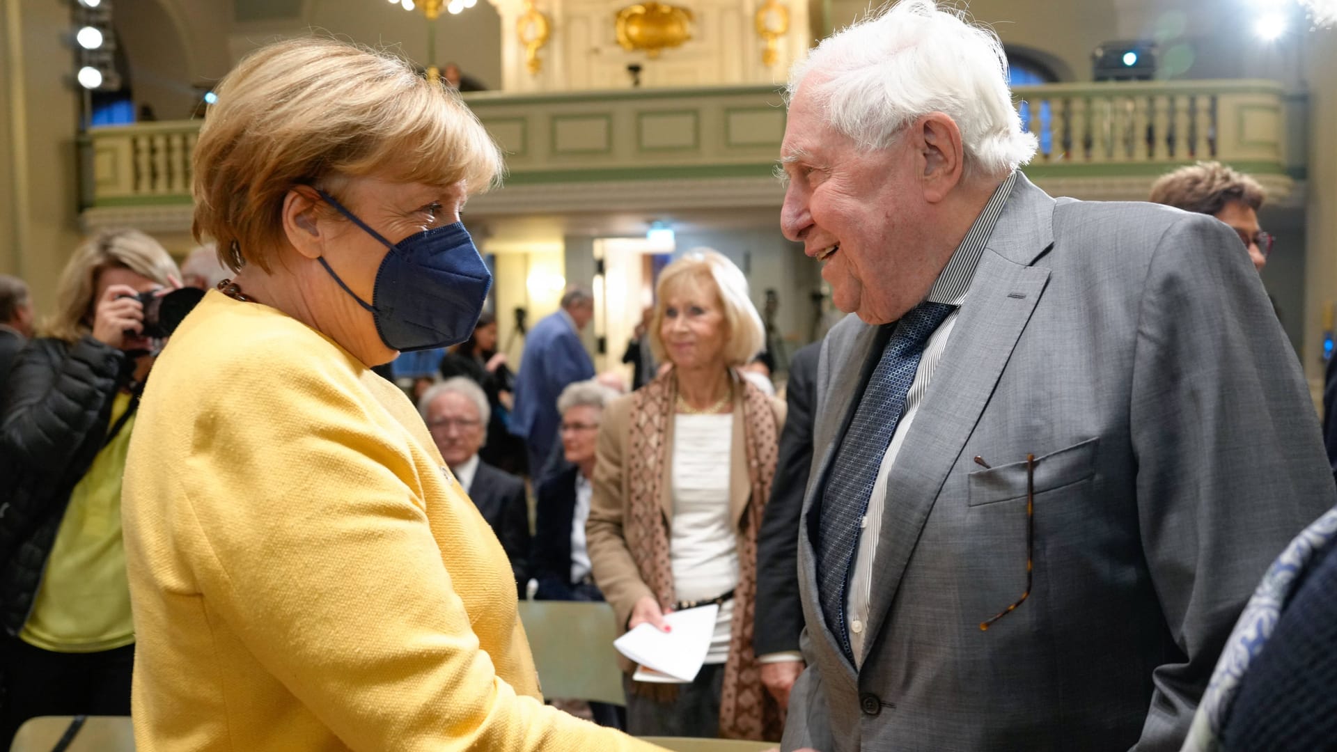 Angela Merkel (links) mit Bernhard Vogel (rechts) bei einer Veranstaltung im Jahr 2022.