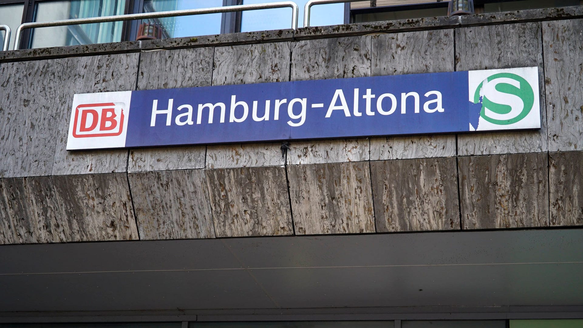 Eingangsbereich am Bahnhof Altona: Mehrere Fahrgäste waren auf den Mann aufmerksam geworden und riefen die Polizei.