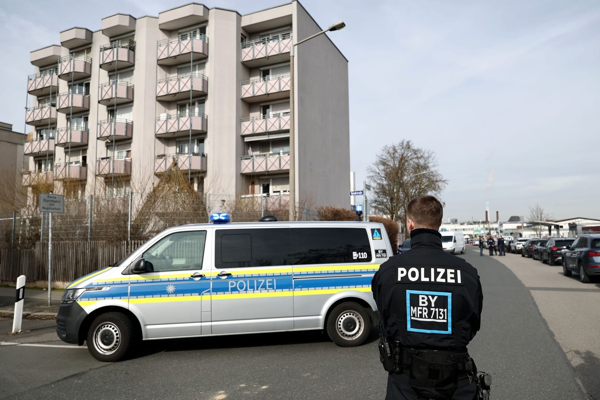 Ein Polizist steht in der Nähe des Tatorts: Der Vorfall ereignete sich in einem Mehrfamilienhaus in der Heisterstraße.