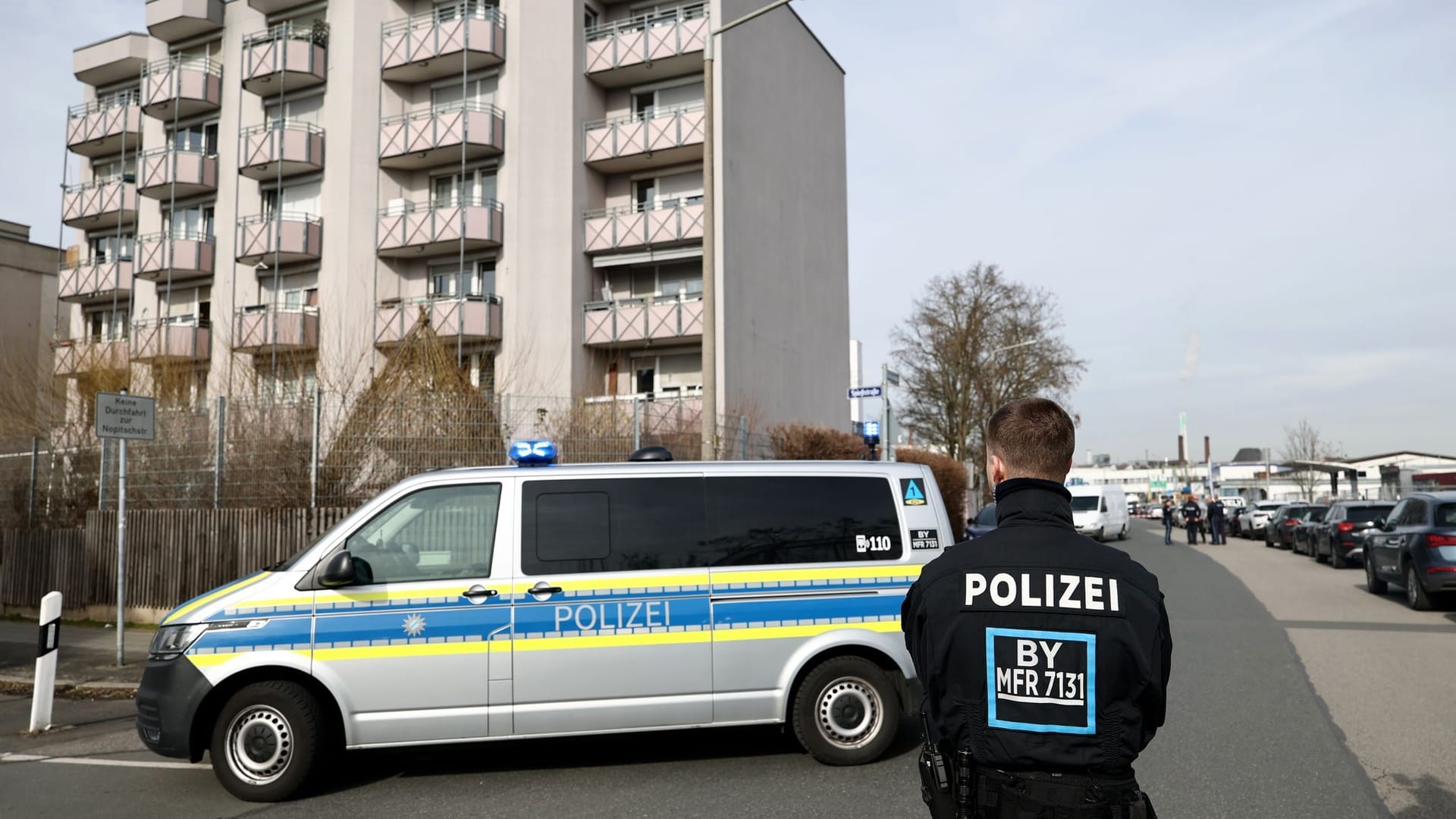 Ein Polizist steht in der Nähe des Tatorts: Der Vorfall ereignete sich in einem Mehrfamilienhaus in der Heisterstraße.