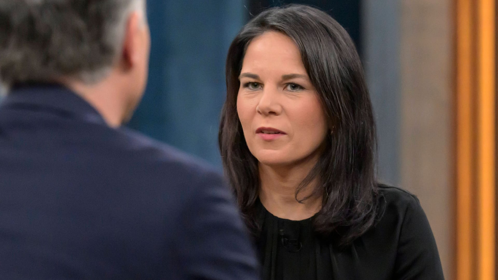 Außenministerin Annalena Baerbock im TV-Studio von "Caren Miosga".