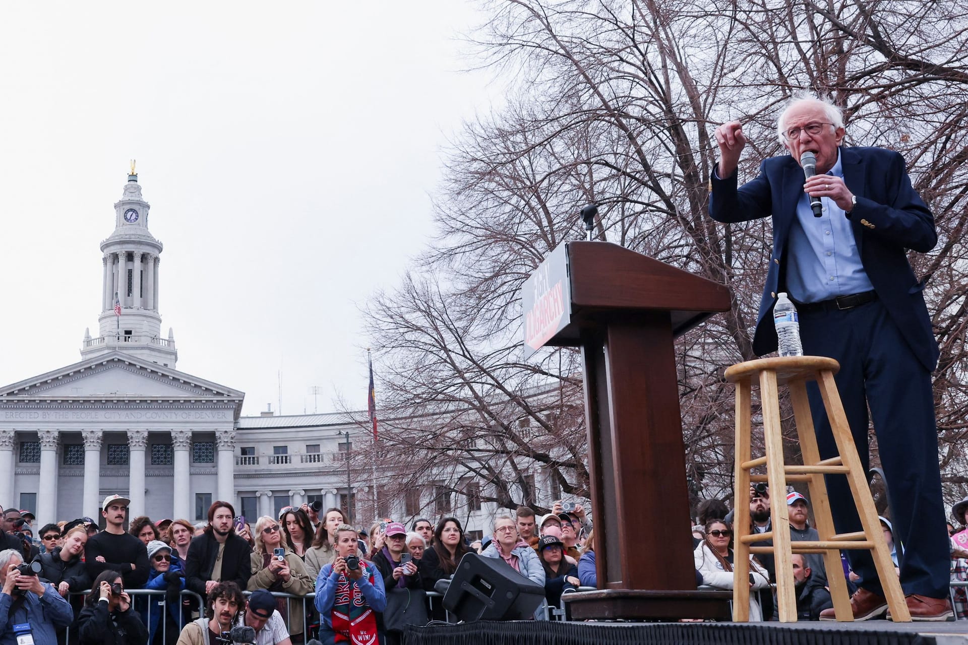 US-Senator Bernie Sanders spricht bei seiner "Fighting Oligarchy"-Tour in Denver, Colorado.