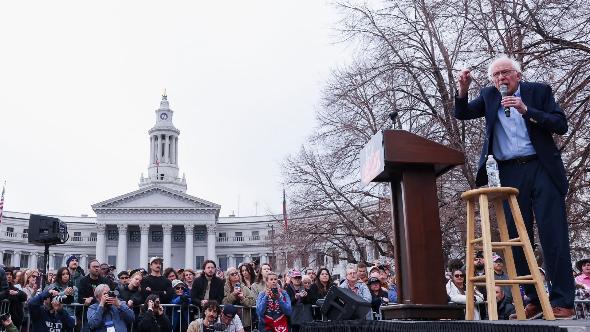 US-Senator Bernie Sanders spricht bei seiner "Fighting Oligarchy"-Tour in Denver, Colorado.