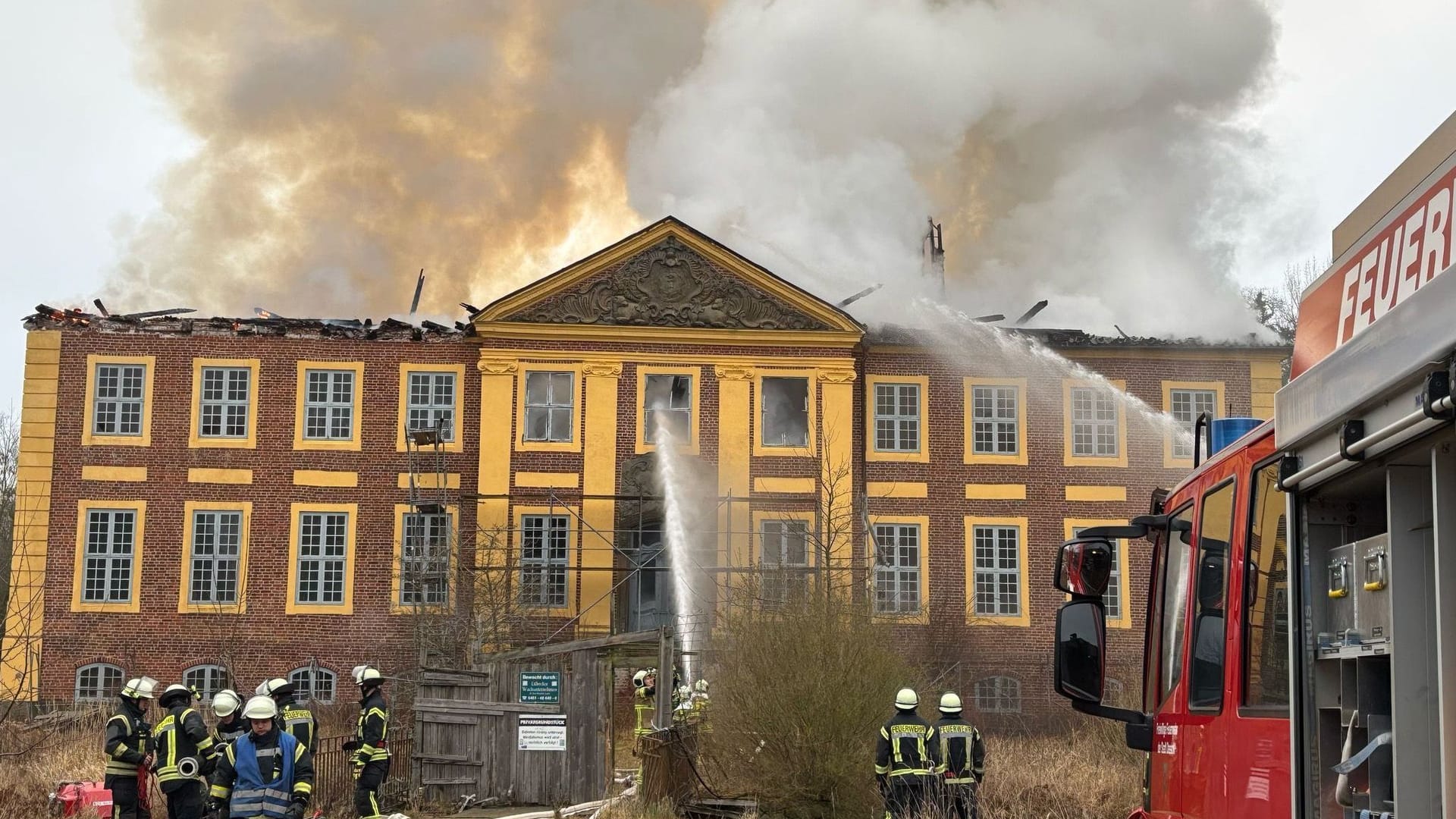 Das von der Freiwilligen Feuerwehr Dassow zur Verfügung gestellte Handout zeigt Löscharbeiten vor dem Wasserschloss Johannstorf.