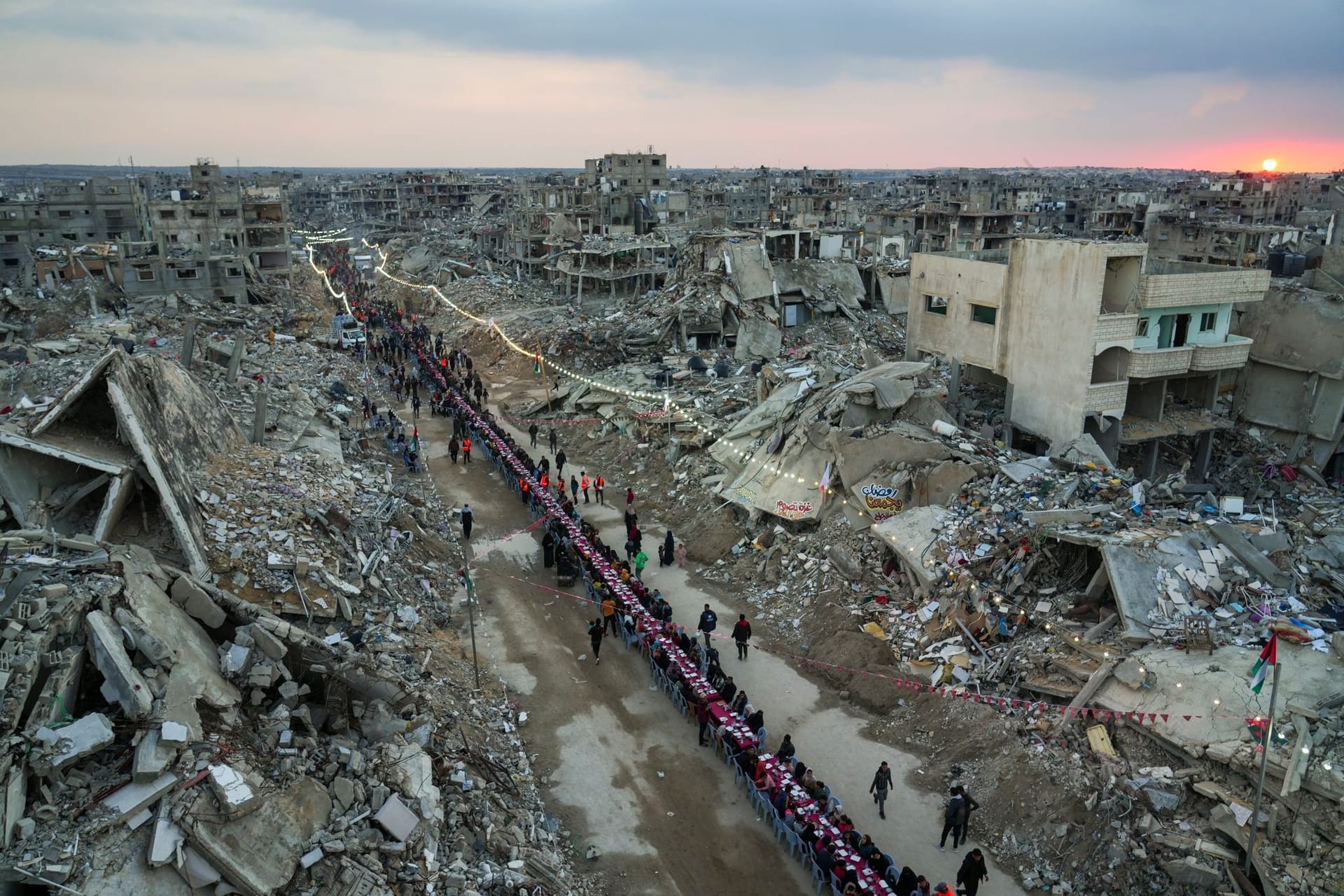 Palästinenser versammeln sich am ersten Tag des Ramadan in Rafah im südlichen Gazastreifen zum Fastenbrechen.