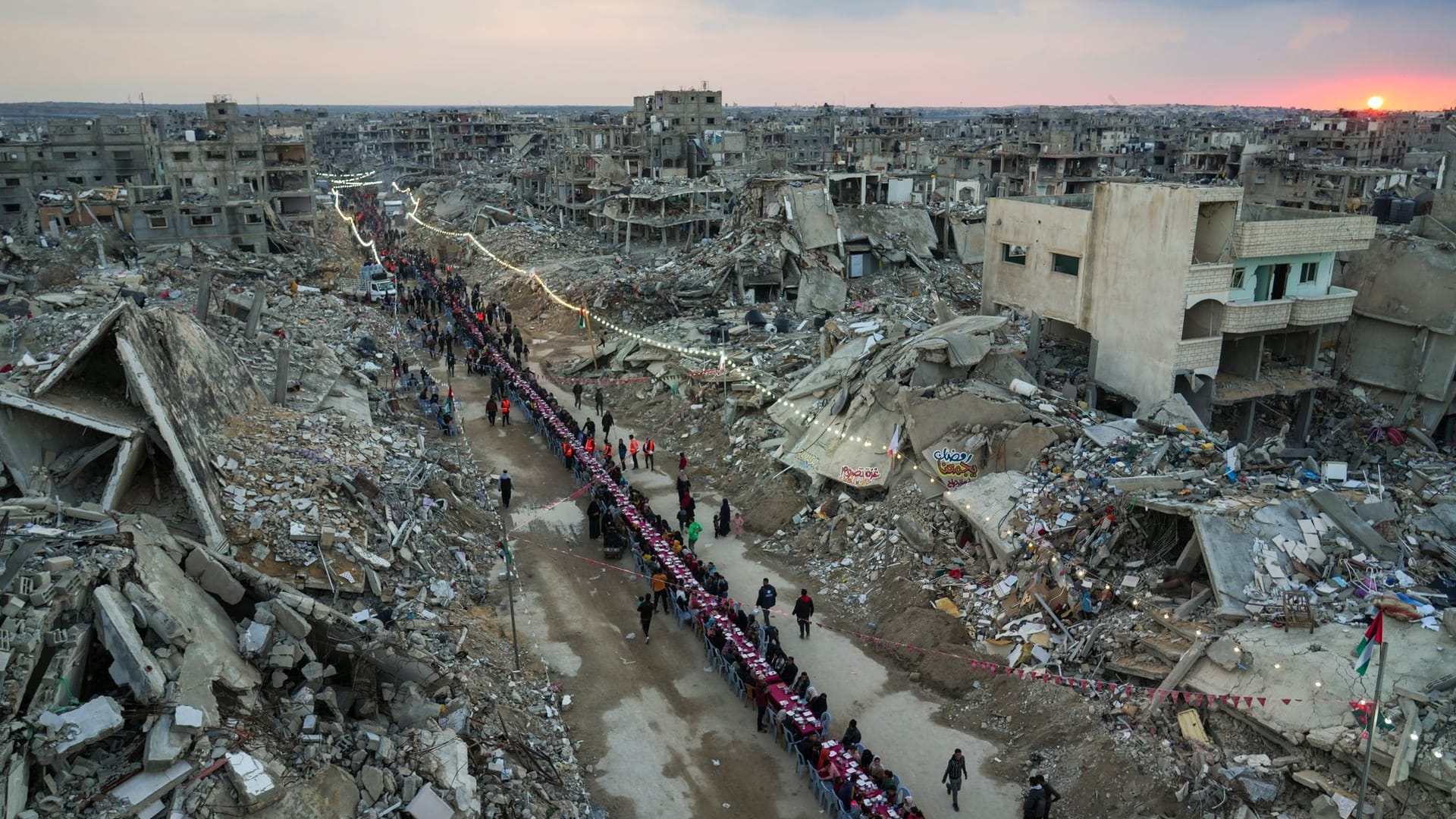 Palästinenser versammeln sich am ersten Tag des Ramadan in Rafah im südlichen Gazastreifen zum Fastenbrechen.