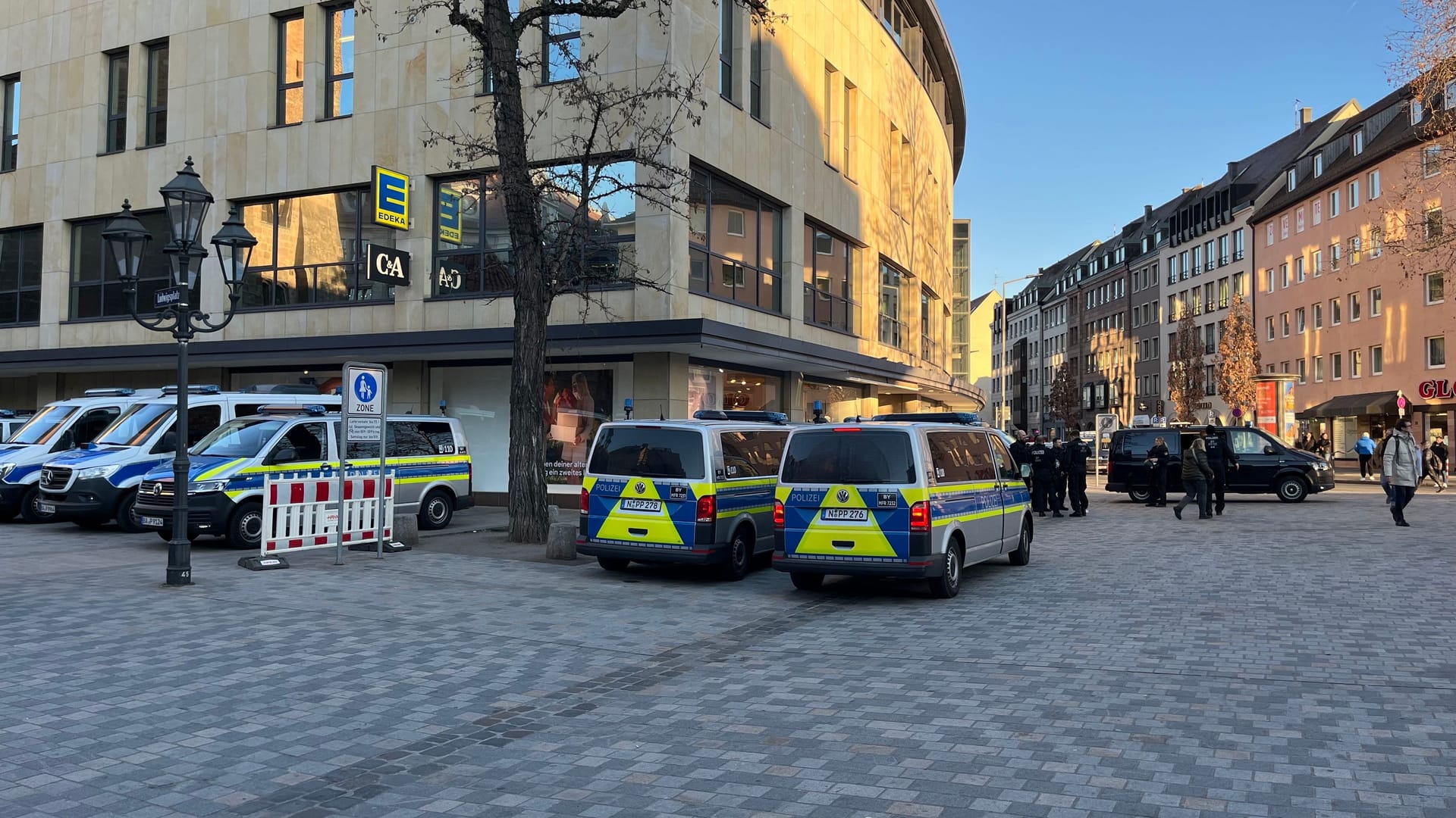 Rund um den Weißen Turm und in den Nebenstraßen sammeln sich Dutzende Polizeiwagen: Auch Kräfte des USK und der Bereitschaftspolizei sind vor Ort.