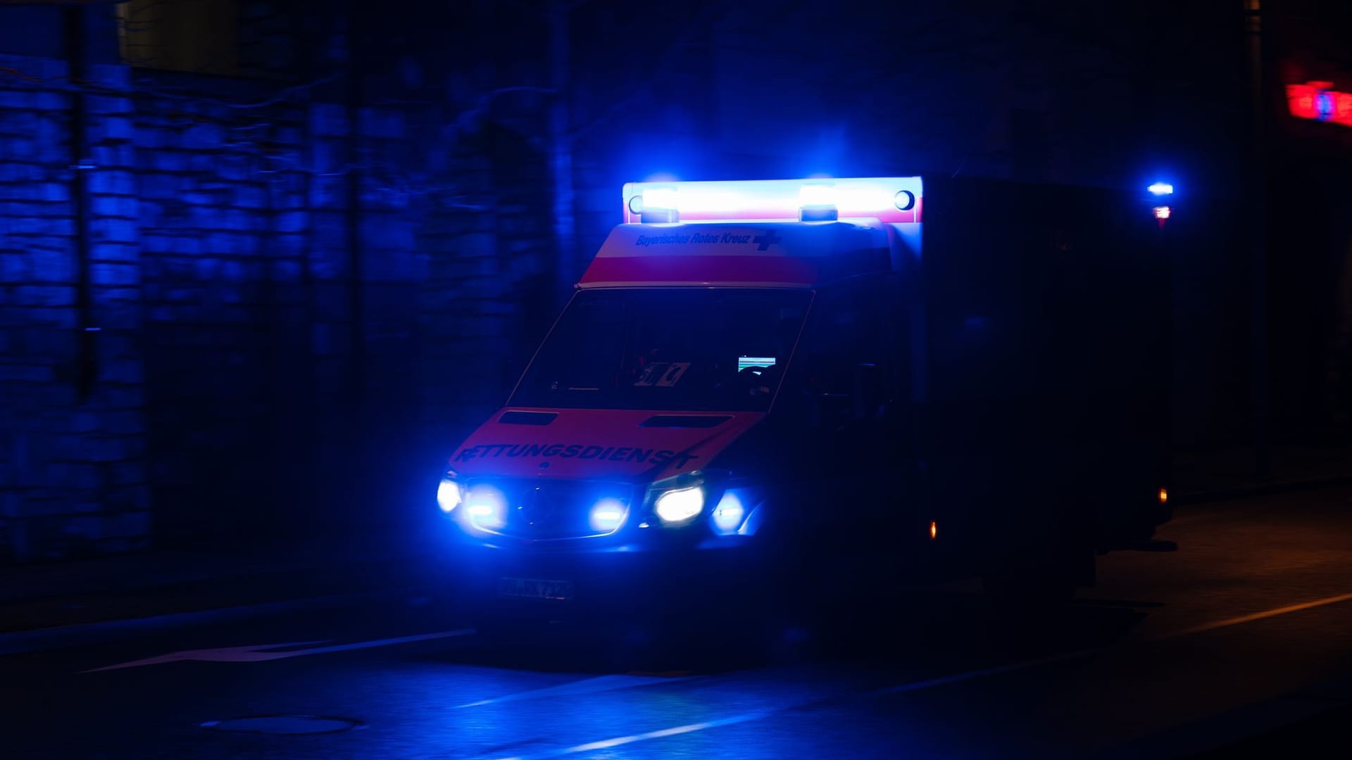 Rettungswagen im Einsatz - Symbolbild