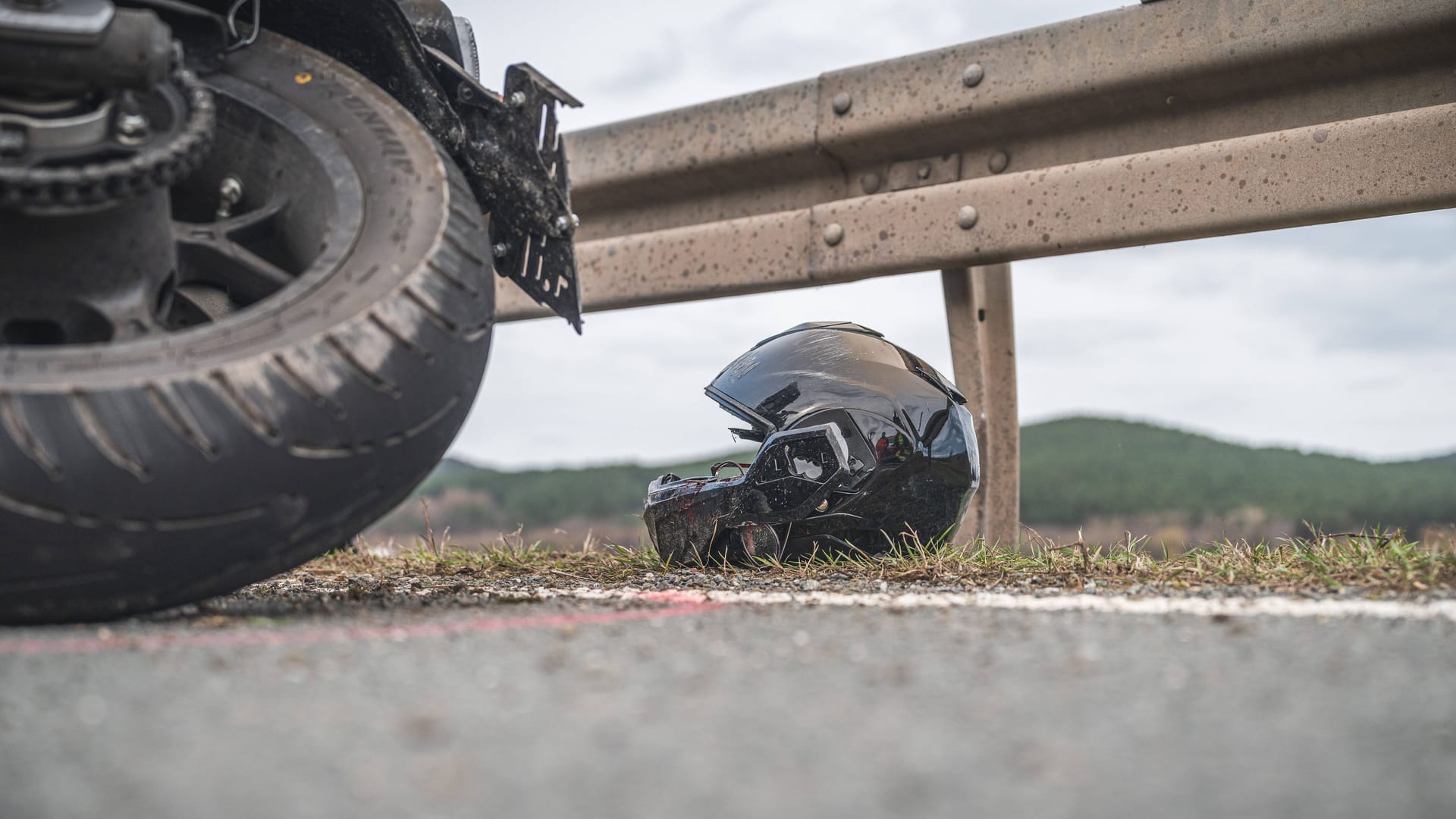 Nach einem Unfall liegt ein Motorradhelm neben der Straße (Symbolbild): Im Landkreis Ludwigsburg starb der junge Motorradfahrer noch an der Unfallstelle.