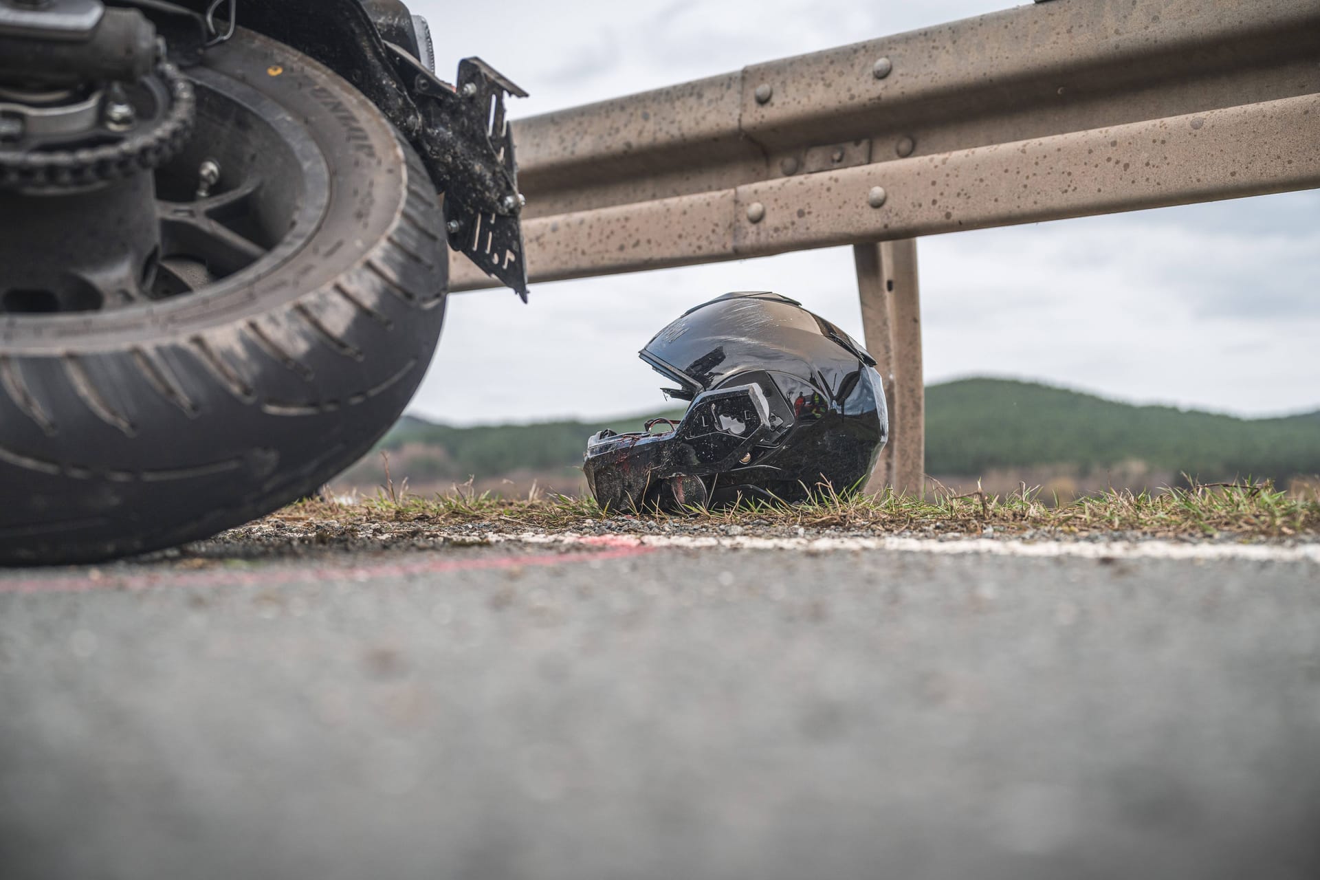 Nach einem Unfall liegt ein Motorradhelm neben der Straße (Symbolbild): Im Landkreis Ludwigsburg starb der junge Motorradfahrer noch an der Unfallstelle.