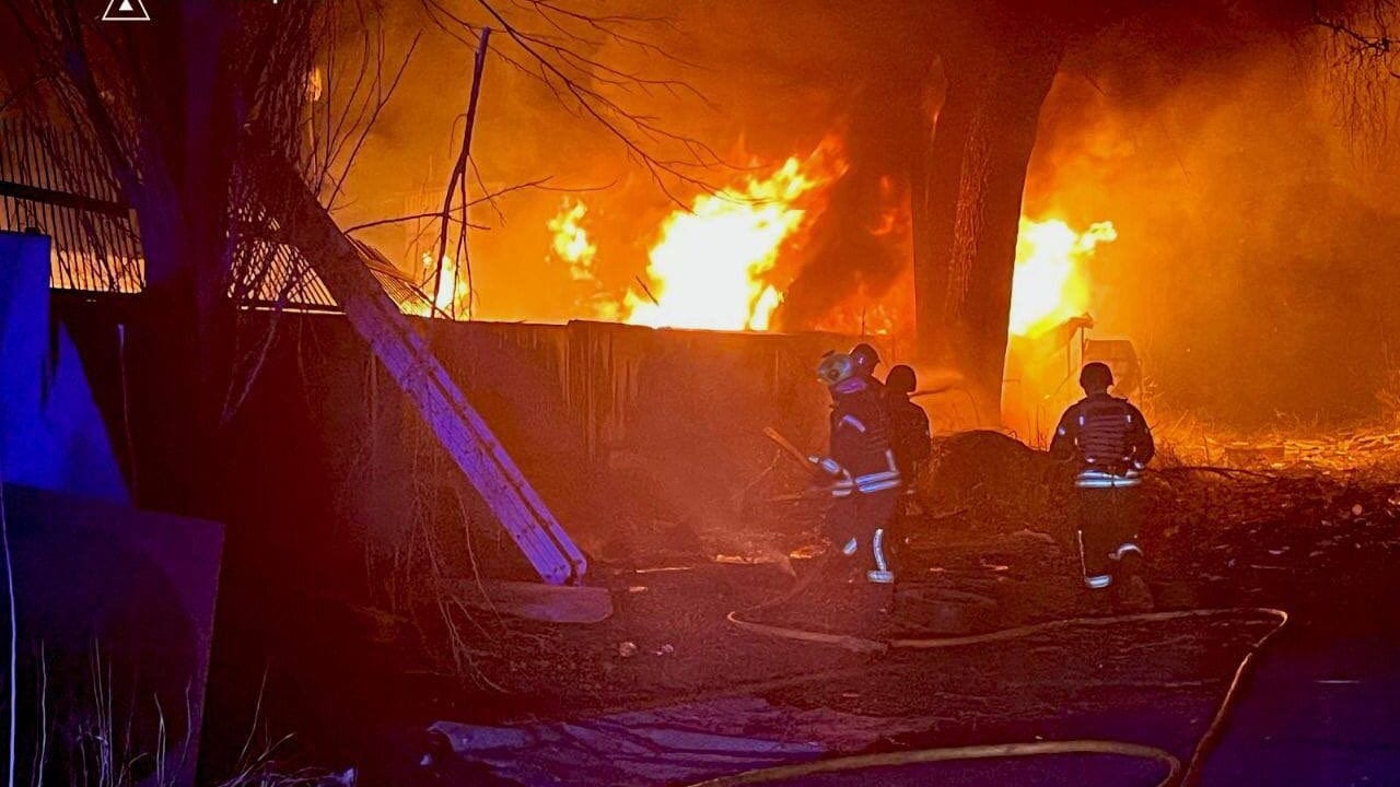 Feuerwehrleute löschen einen Brand, der nach einem russischen Drohnenangriff auf Kiew ausgebrochen ist.