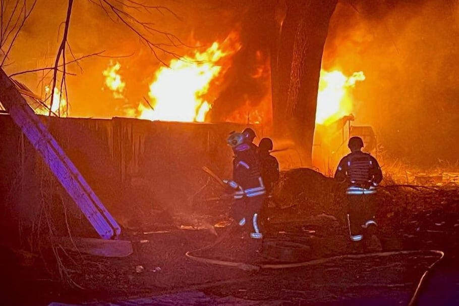 Feuerwehrleute löschen einen Brand, der nach einem russischen Drohnenangriff auf Kiew ausgebrochen ist.