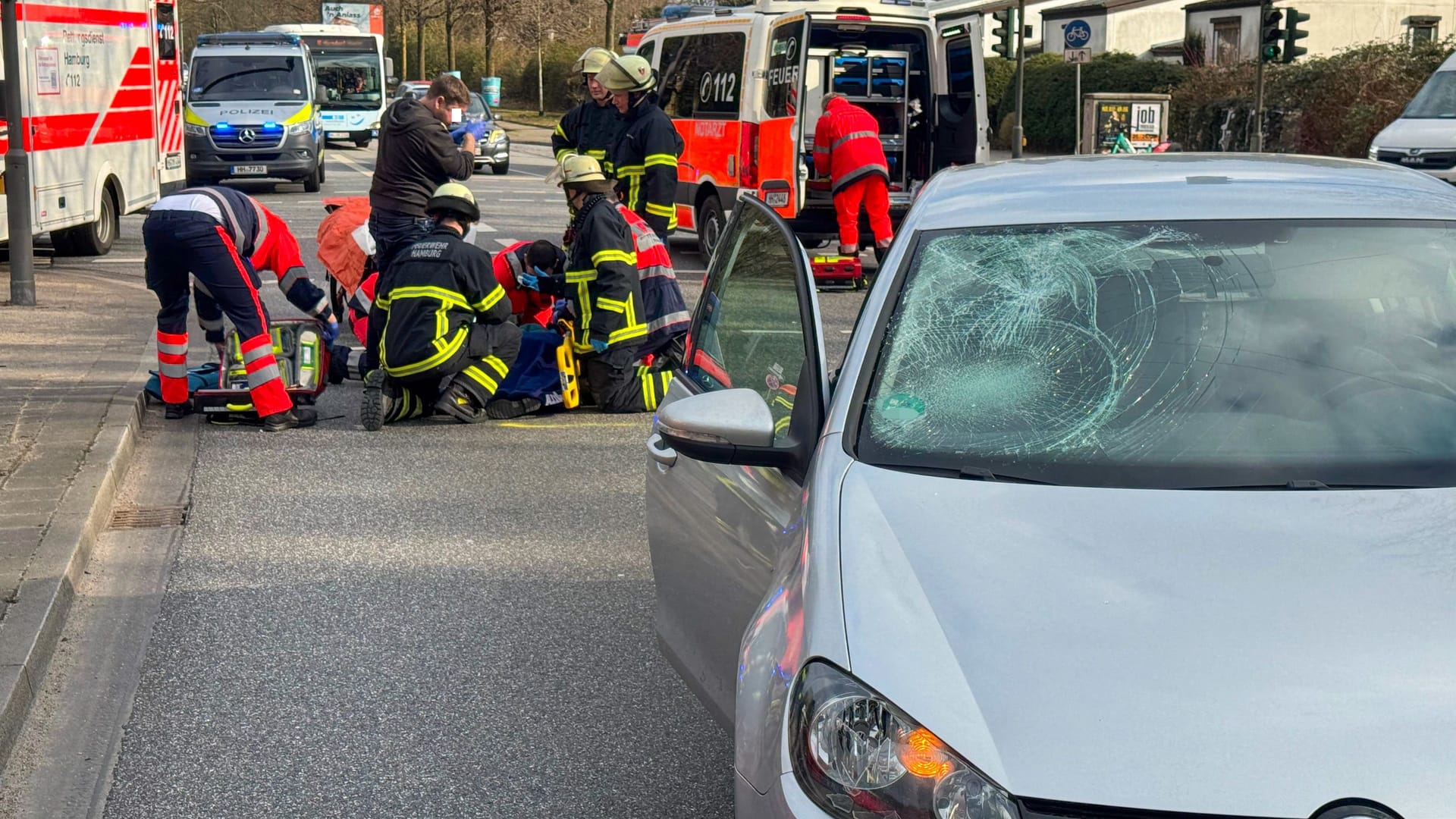 Unfall in Langenhorn: Ein Auto kollidierte mit einer Radfahrerin.