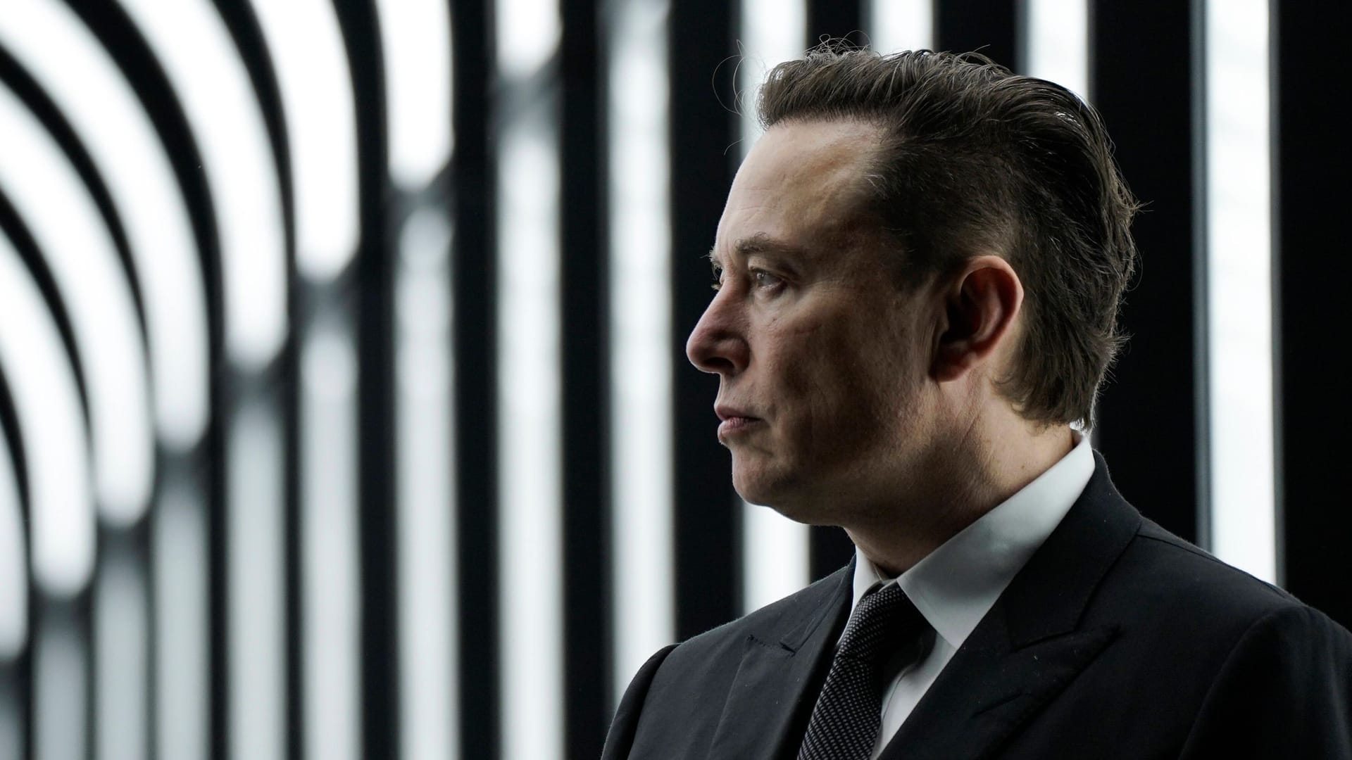 Elon Musk in der Tesla-Gigafactory in Grünheide bei Berlin (Archivbild):