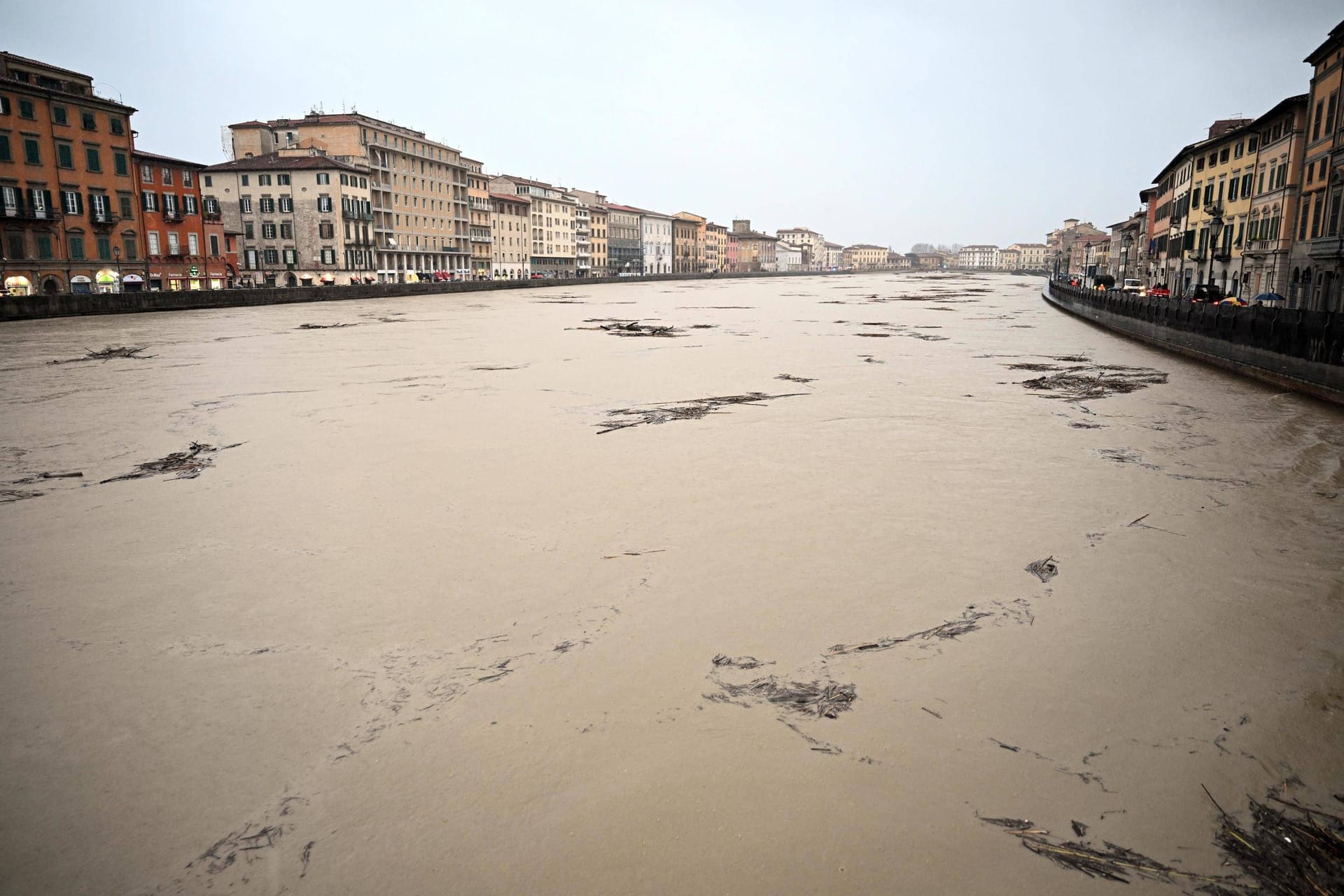 Der Arno in Pisa bei Hochwasser: Naturgewalt bedroht weiterhin die toskanischen Städte.