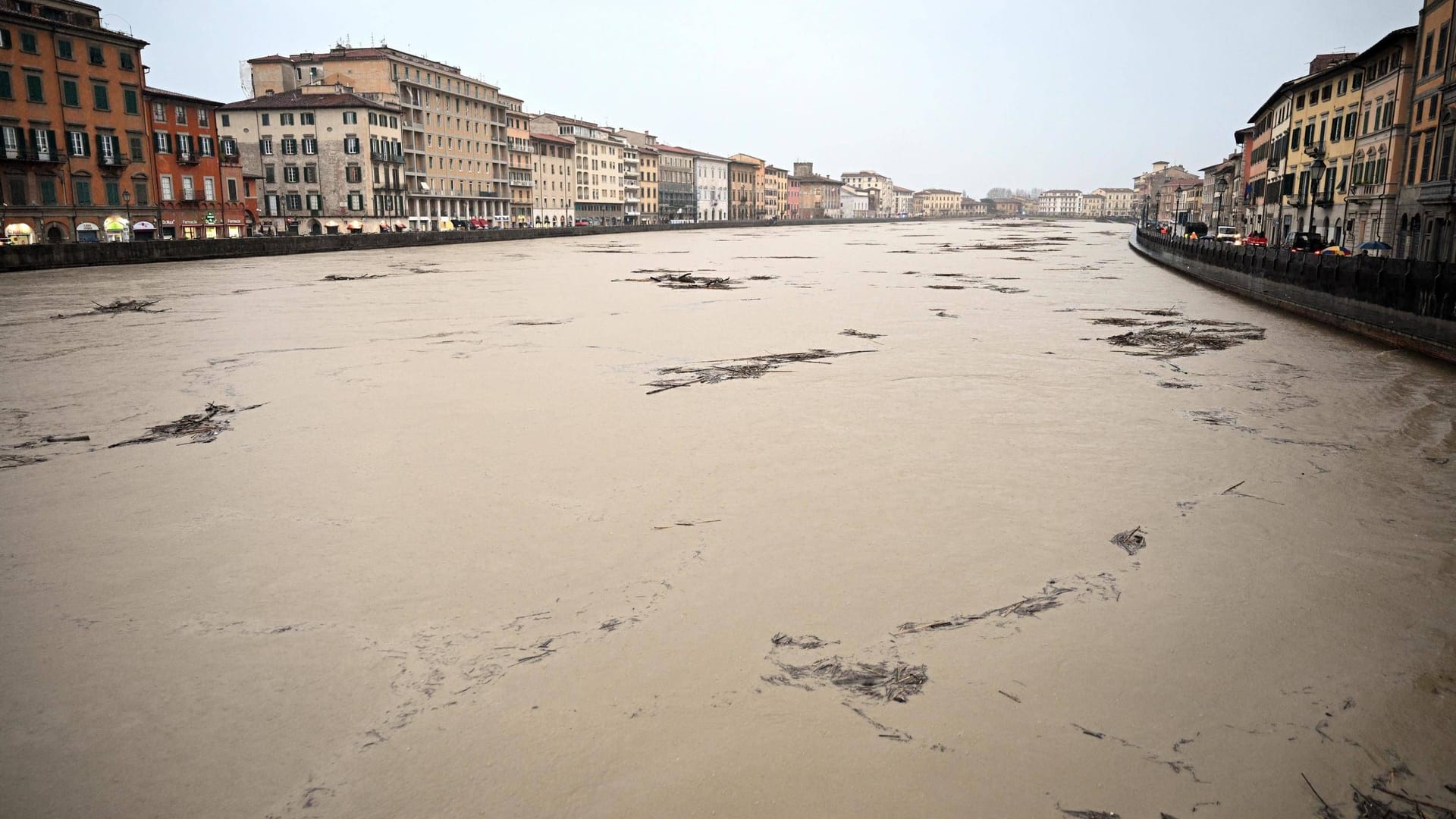 Der Arno in Pisa bei Hochwasser: Naturgewalt bedroht weiterhin die toskanischen Städte.