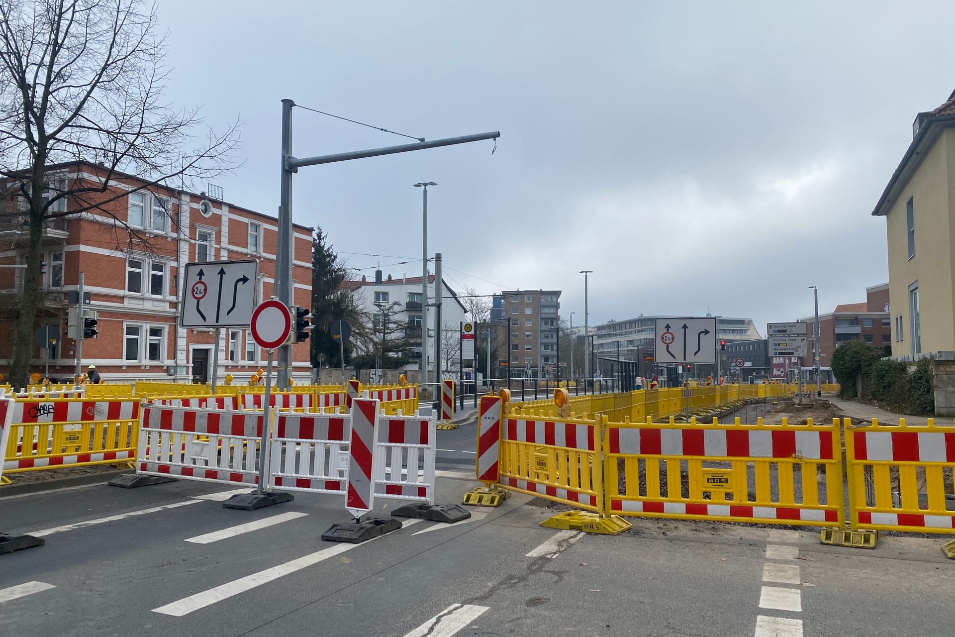 Am Radeklint geht es nicht weiter: Es ist eine von etlichen Straßensperrungen am Schoduvel-Sonntag.