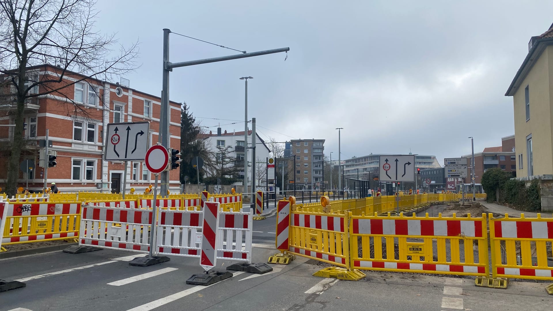 Am Radeklint geht es nicht weiter: Es ist eine von etlichen Straßensperrungen am Schoduvel-Sonntag.