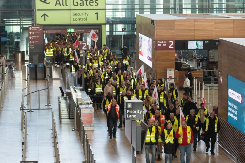 Mit einem Warnstreik hat Verdi den Flugbetrieb am BER am Montag weitgehend lahmgelegt: Heute ist es entsprechend voll an den Terminals.