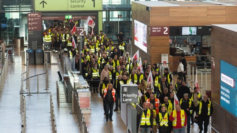 Mit einem Warnstreik hat Verdi den Flugbetrieb am BER am Montag weitgehend lahmgelegt: Heute ist es entsprechend voll an den Terminals.