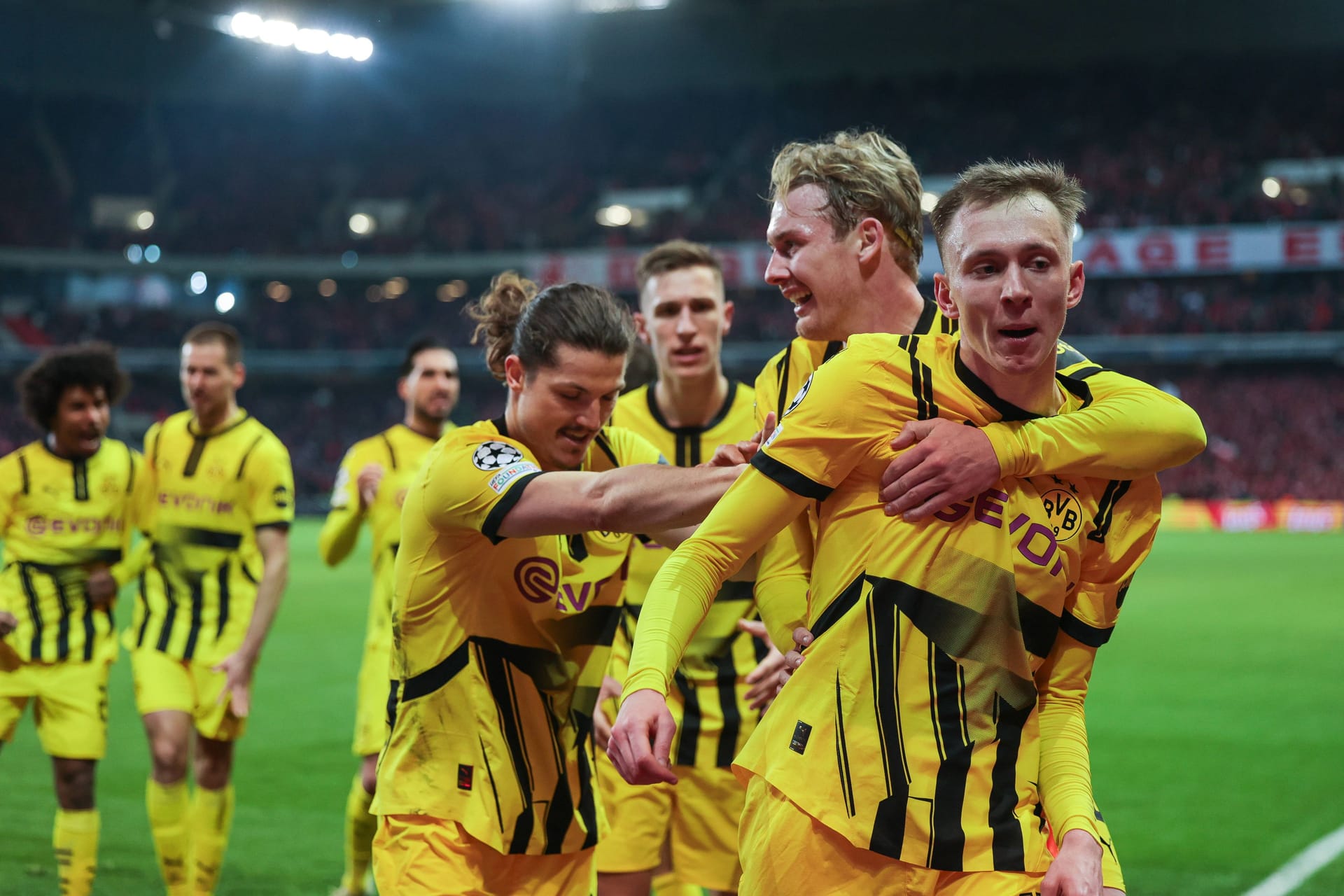 Der BVB verschlief den Start in die Partie, nur um dann richtig aufzudrehen. Ausgerechnet zwei wankende Nationalspieler schossen Dortmund ins Viertelfinale der Champions League. Die Einzelkritik.