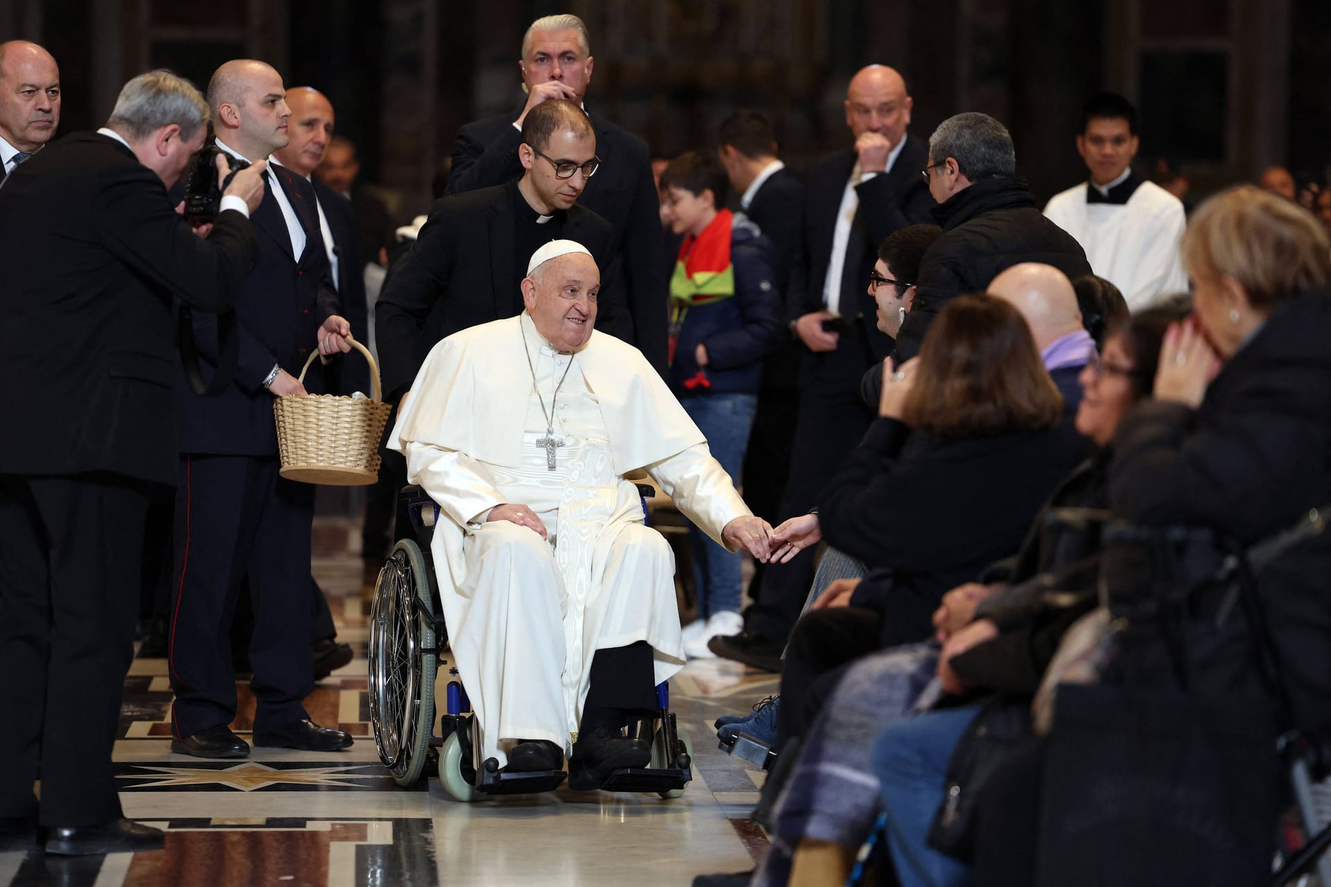 Papst Franziskus im Rollstuhl: Seine Gesundheit sorgt weltweit für Besorgnis und Spekulationen.