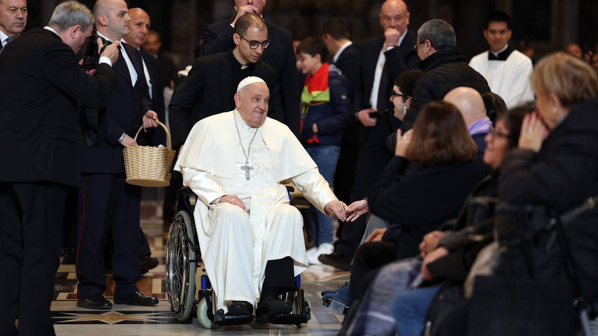 Papst Franziskus im Rollstuhl: Seine Gesundheit sorgt weltweit für Besorgnis und Spekulationen.