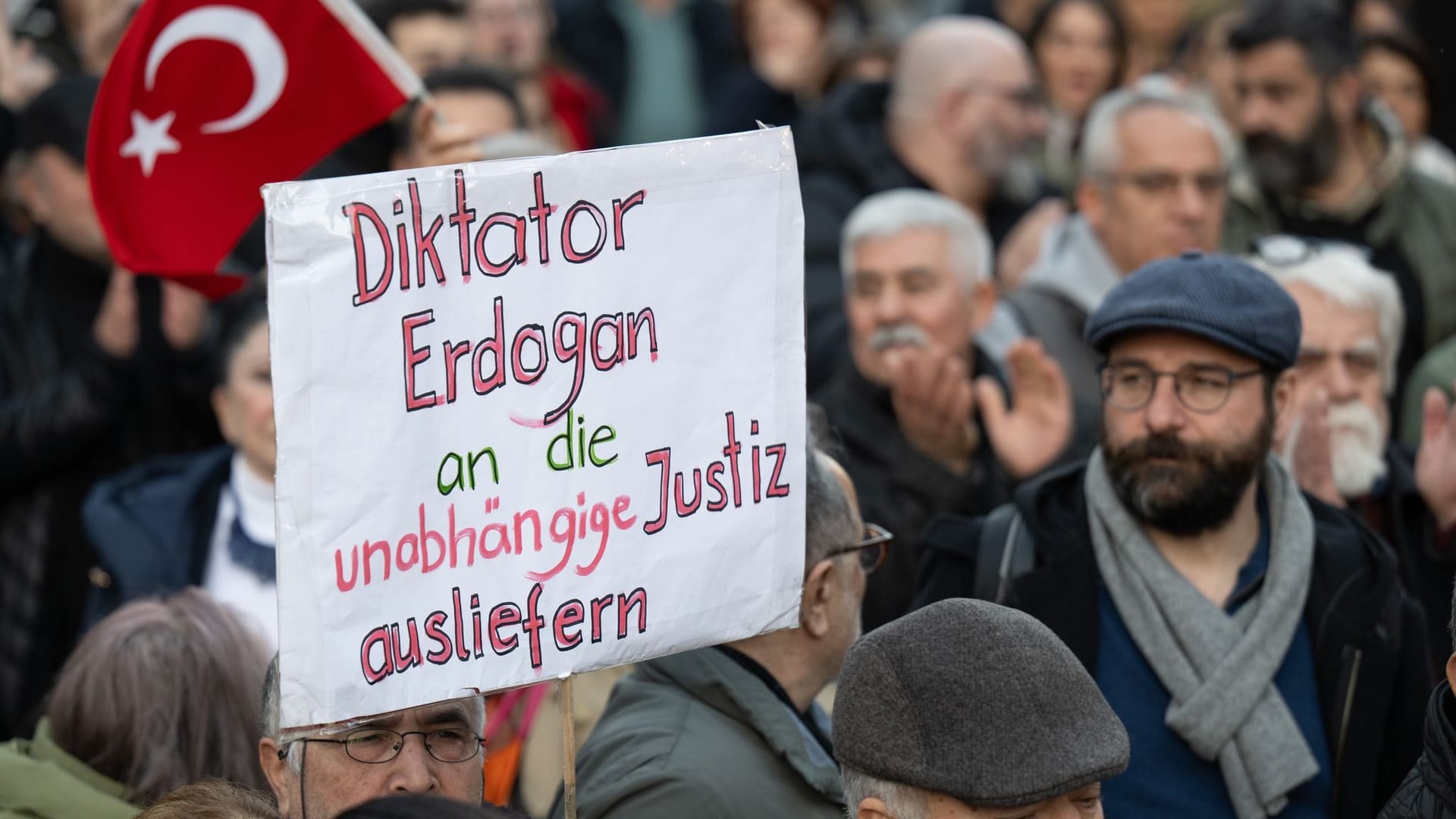 Teilnehmer einer Kundgebung in der Frankfurter Innenstadt: Rund 160 Menschen demonstrierten gegen die Verhaftung des Bürgermeisters von Istanbul.