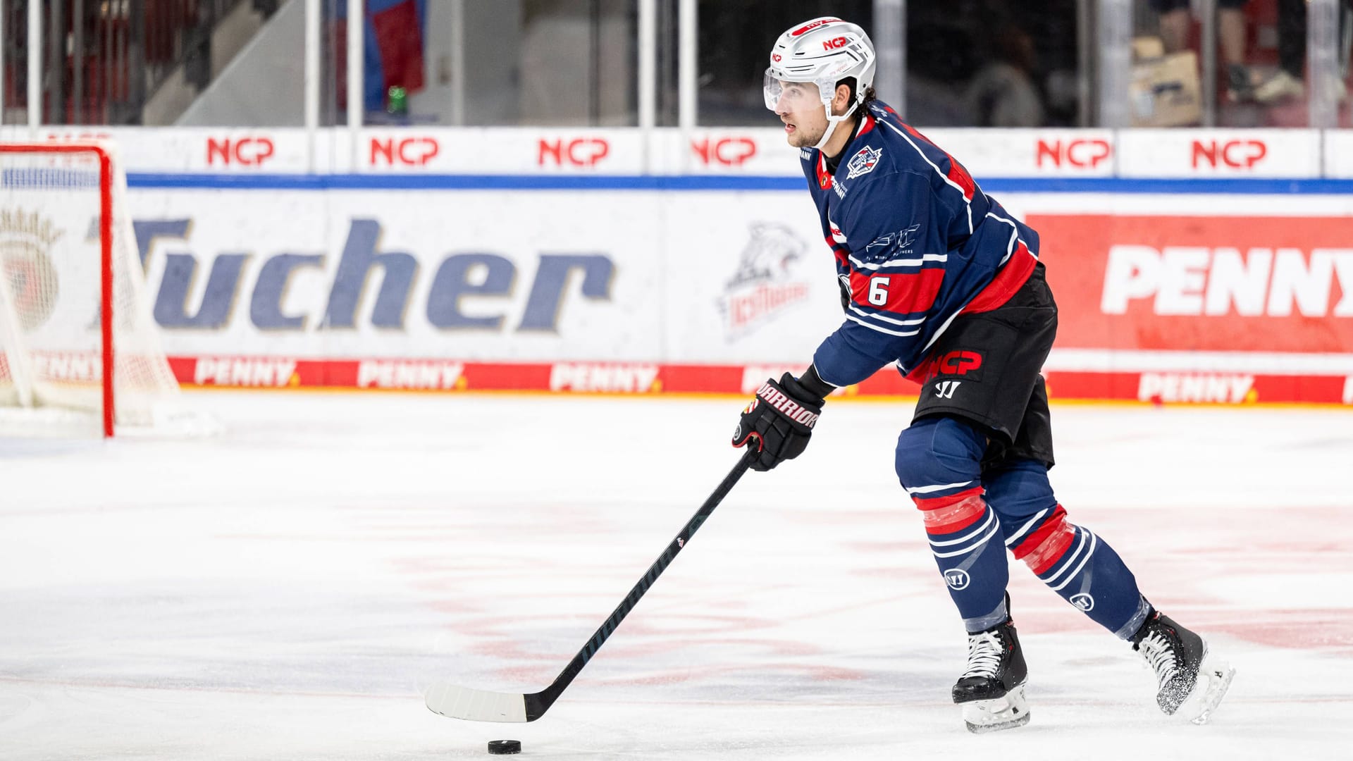 Eishockey-Profi Julius Karrer bleibt in Nürnberg.