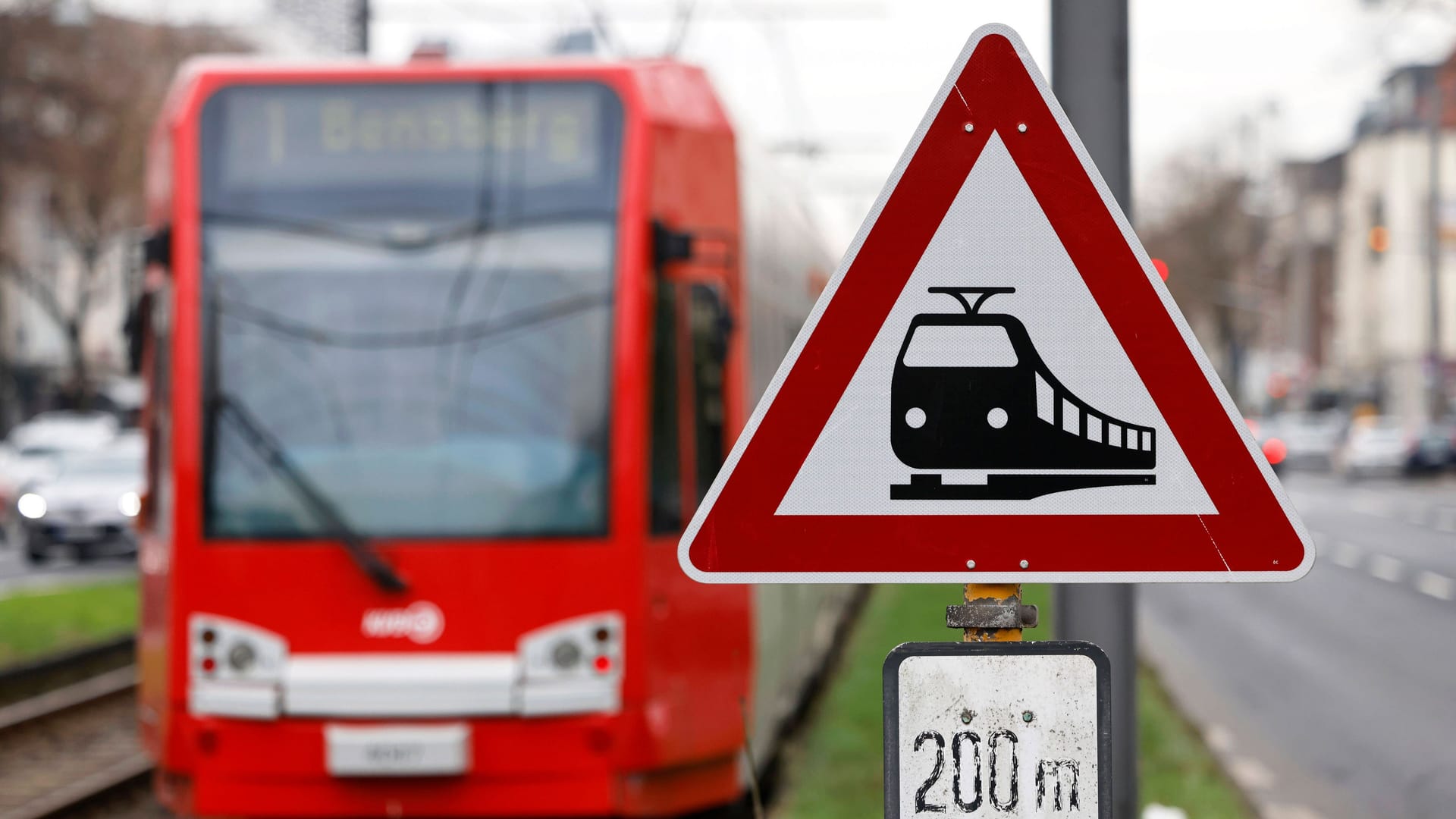 Ein Teenager ist in Köln vor eine einfahrende Straßenbahn gestürzt. (Symbolbild)