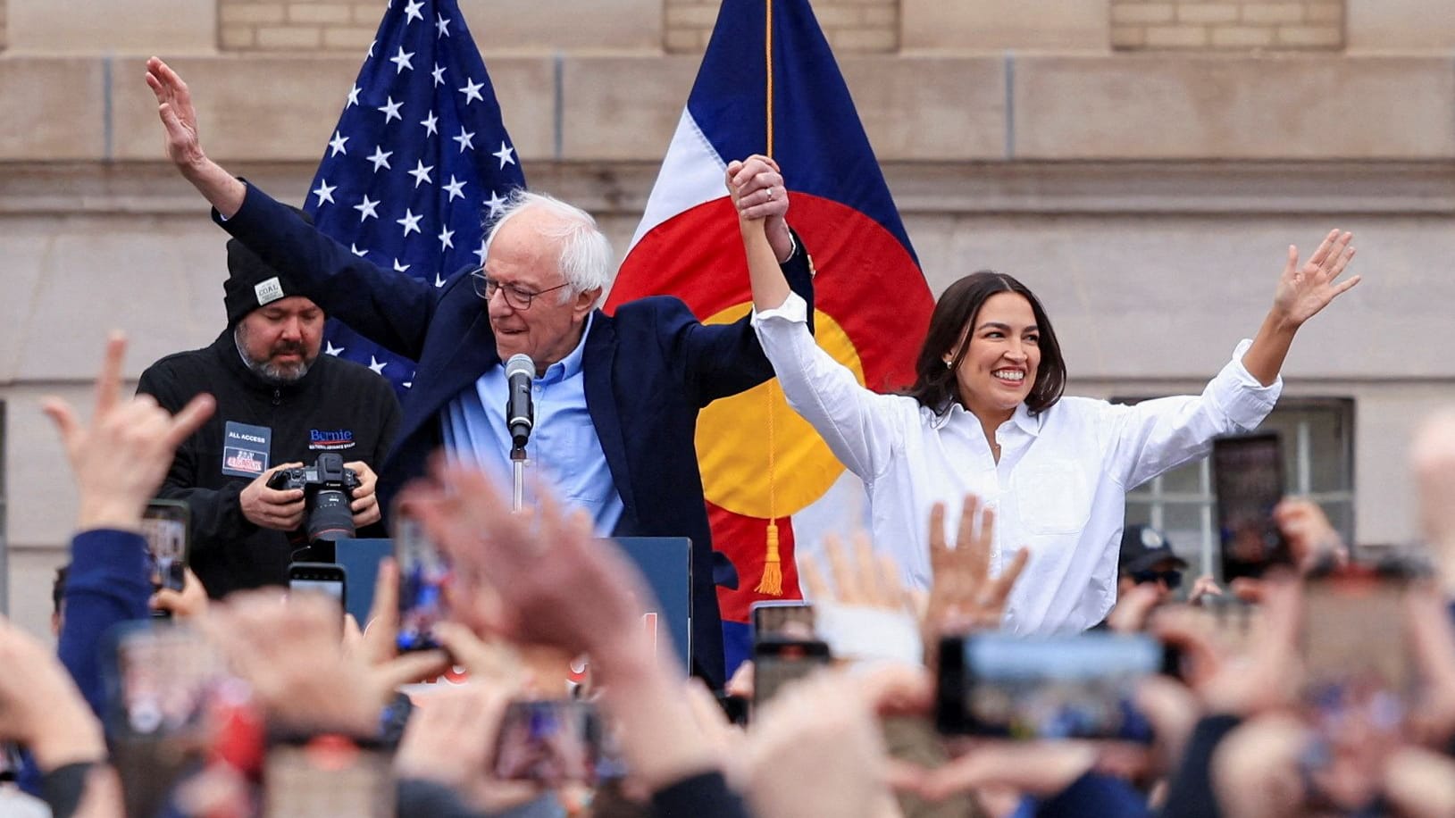 US-Senator Bernie Sanders und die Kongressabgeordnete Alexandria Ocasio-Cortez (AOC) bei ihrer "Fighting Oligarchy"-Tour in Denver: "Gesunder Menschenverstand".