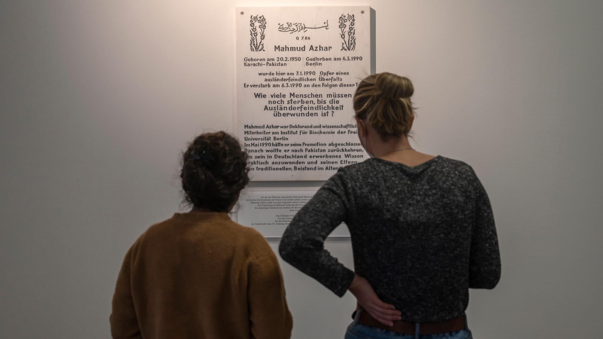 Eine Gedenktafel zur Erinnerung an den vor 32 Jahren verstorbenen Biochemie-Studenten der Freien Universität Mahmud Azhar