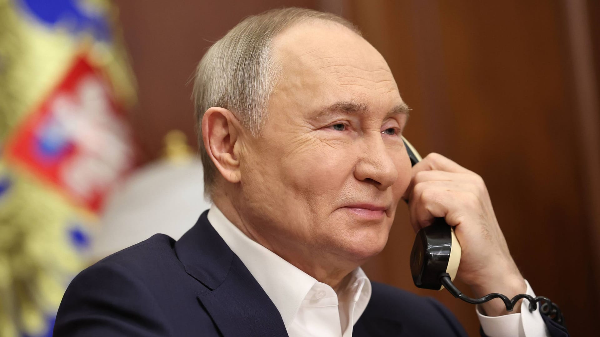 Wladimir Putin am Telefon (Archivbild): Normalerweise kommunizieren Moskau und Washington auf andere Art.