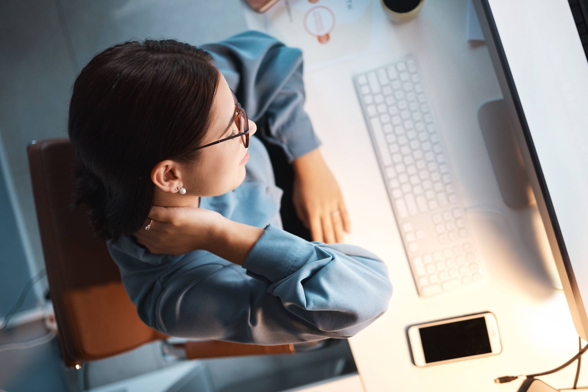 Gestresste Frau am Computer: Eine Teilzeit kann die Work-Life-Balance positiv beeinflussen.