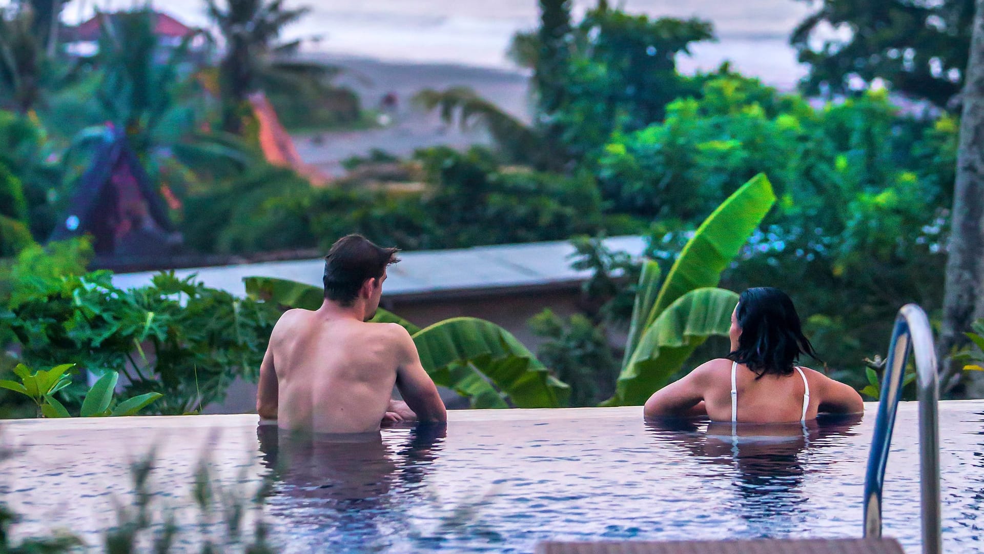 Entspannen im Infinity-Pool: Bali bietet Action und Romantik.