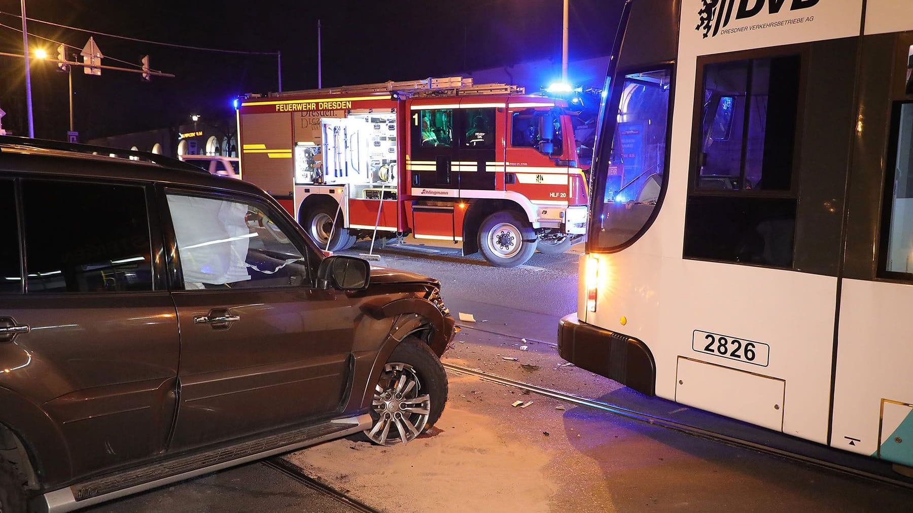 Ein Mitsubishi Pajero kollidierte in Dresden mit einer Straßenbahn der Linie 7