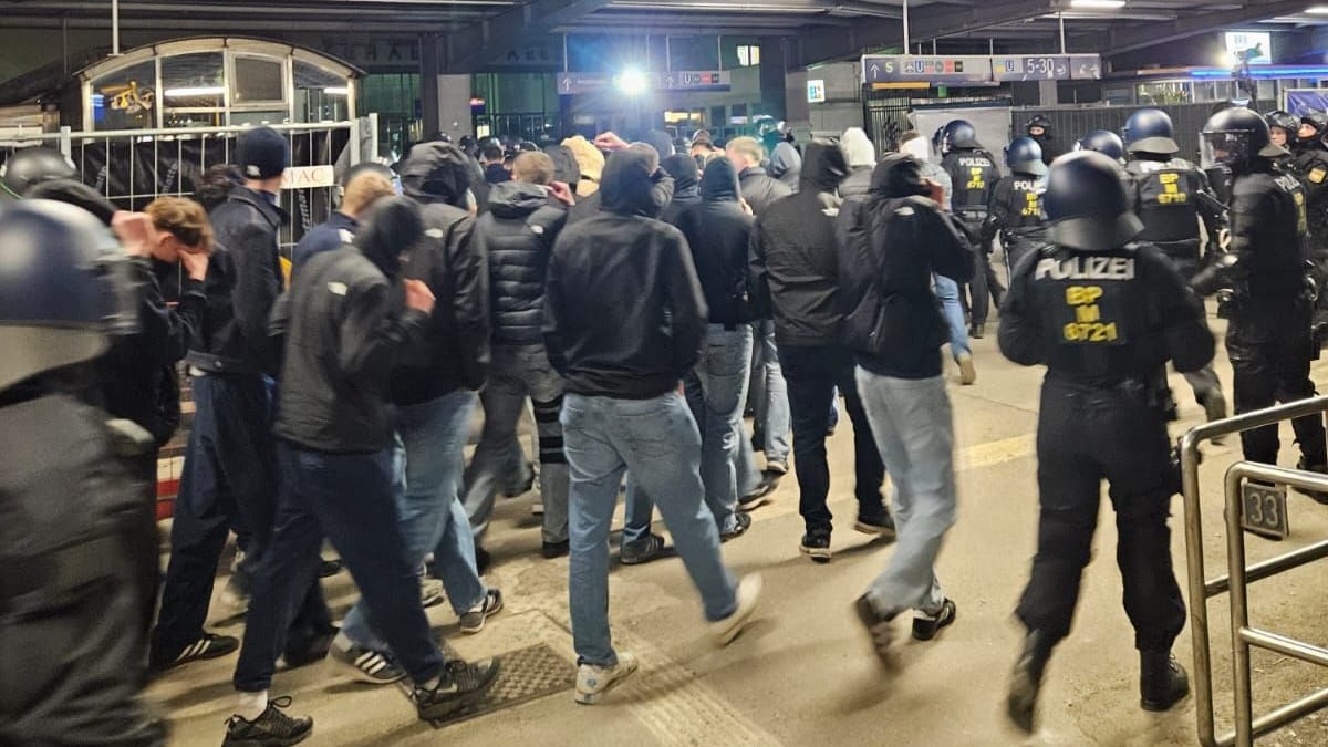 Empfang in München: Insgesamt stellte die Polizei die Personalien von 70 Fußballfans fest.