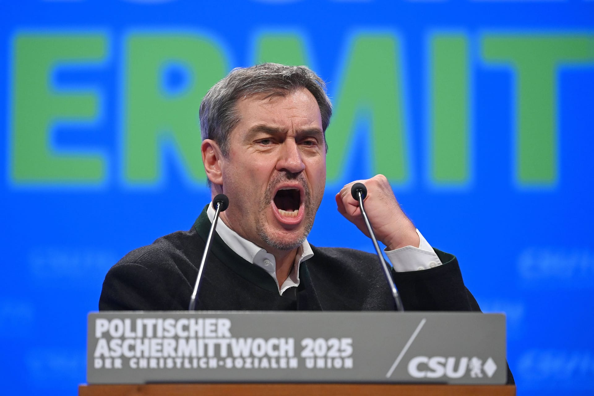 Markus Söder: Der Politiker und Food-Influencer bei einer Rede vor Anhängern.