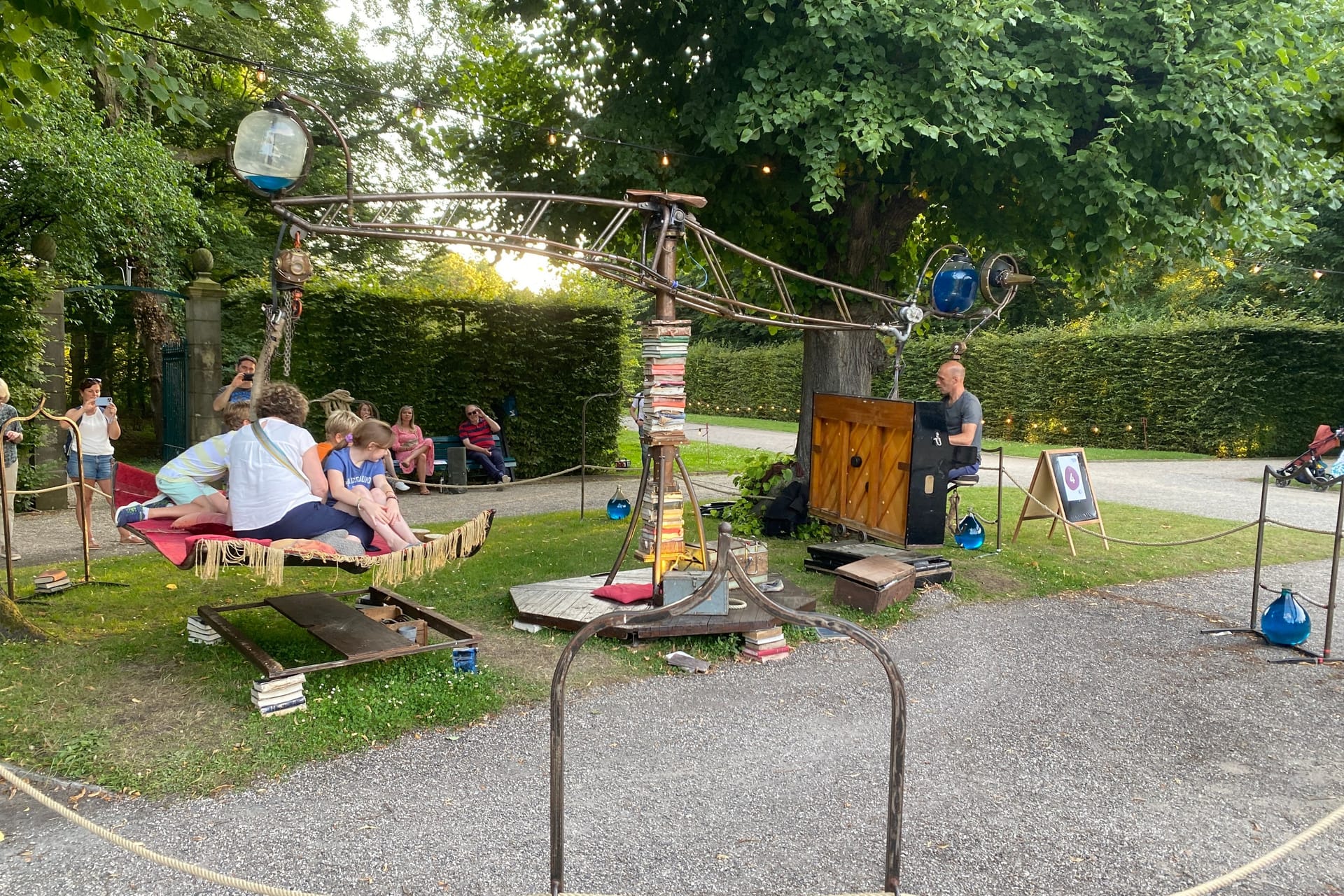 Kleines Fest im Großen garten: Im vergangenen Jahr begeisterten zum Beispiel ein fliegender Teppich und ein fliegendes Klavier.